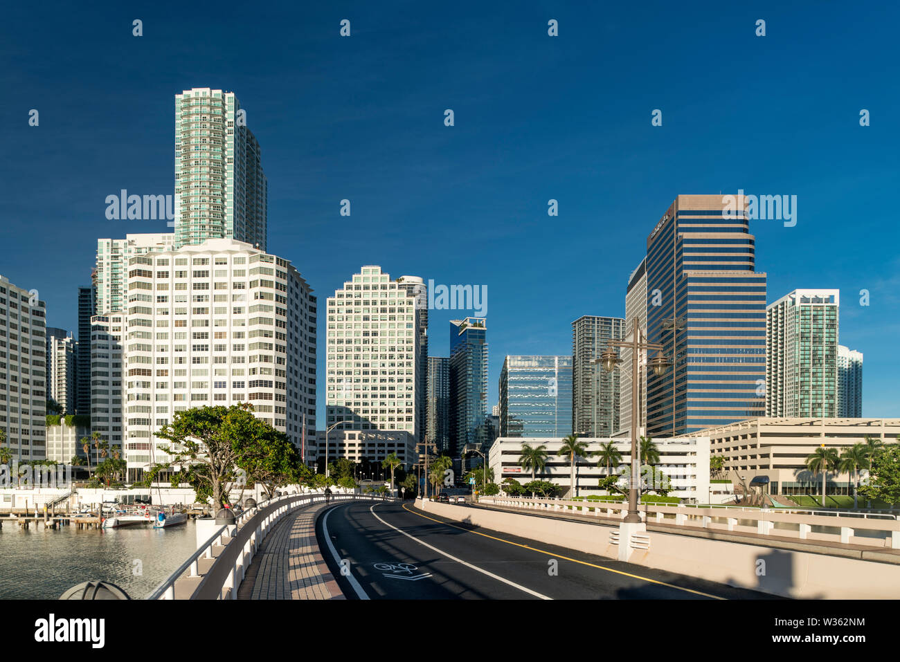 BRICKELL KEY DRIVE Brickell Avenue Skyline von Downtown Miami Florida USA Stockfoto