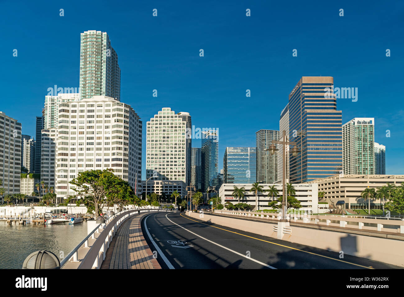 BRICKELL KEY DRIVE Brickell Avenue Skyline von Downtown Miami Florida USA Stockfoto