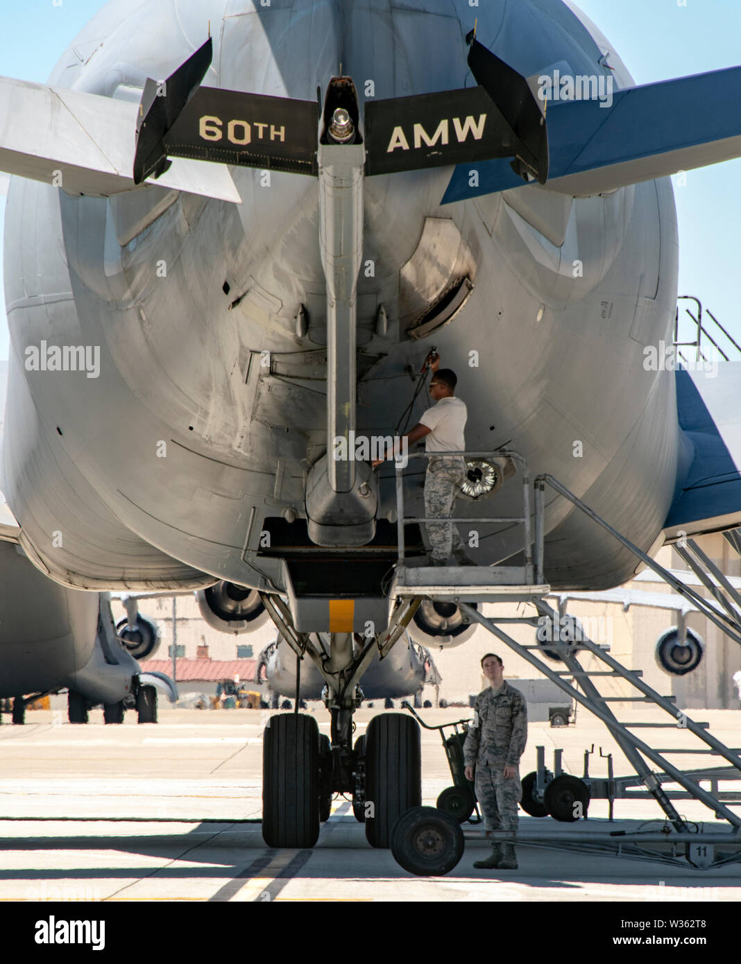 Us Air Force Piloten in die 660Th Aircraft Maintenance Squadron, Arbeiten am Ausleger eines KC-10 Extender Juli 11, 2019 zugewiesen, bei Travis Air Force Base, Kalifornien. Die 660Th AMXS bietet combat ready Wartungspersonal und organisatorische Unterstützung zu prüfen, warten und reparieren alle Transit und die KC-10 ein Flugzeug. (U.S. Air Force Foto von Heide Couch) Stockfoto