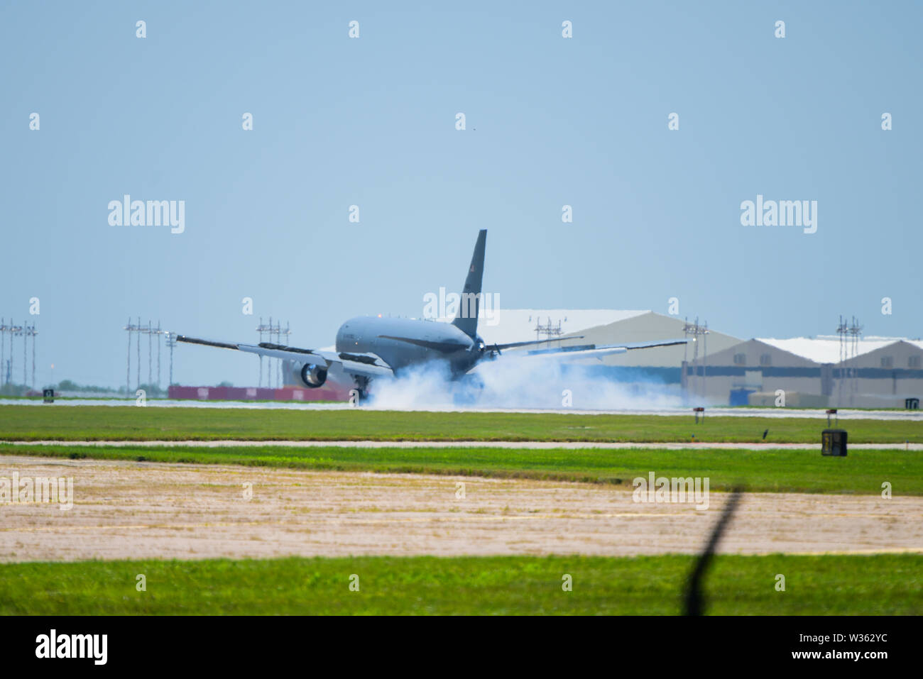 Die KC-46A Pegasus auf der Landebahn aufsetzt. Juli 28th, 2019 at McConnell Air Force Base, Kan. Die KC-46 stellt den Beginn einer neuen Ära der Luft-zu-Luft tanken für die gemeinsame Kraft. (U.S. Air Force Foto von älteren Flieger Skyler Kämme) Stockfoto