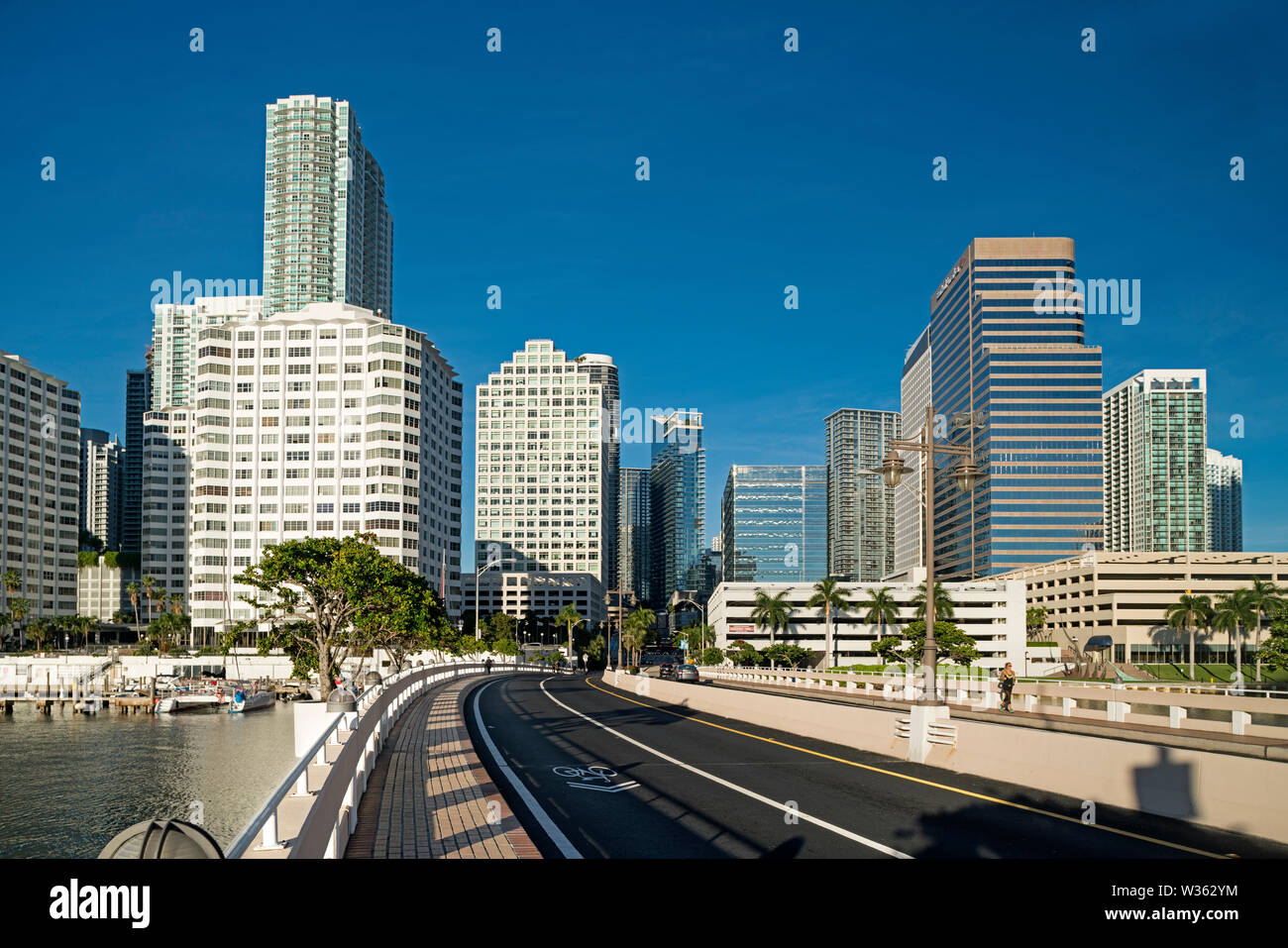 BRICKELL KEY DRIVE Brickell Avenue Skyline von Downtown Miami Florida USA Stockfoto