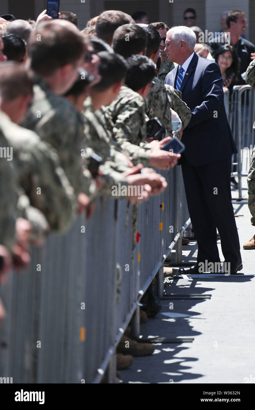 190711-N-QC 706-866 Coronado, Kalifornien - Vice President Mike Pence erfüllt mit der Naval Special Warfare Matrosen und Zivilisten, die während eines Besuchs auf Naval Special Warfare Mitte Juli 11. Naval Special Warfare Center bietet Aus- und Weiterbildung der Seeleute, die der Marine elite Dichtung und speziellen Boot Mannschaften bilden. (U.S. Marine Foto von Mass Communication Specialist 1. Klasse Anthony Walker/Freigegeben) Stockfoto