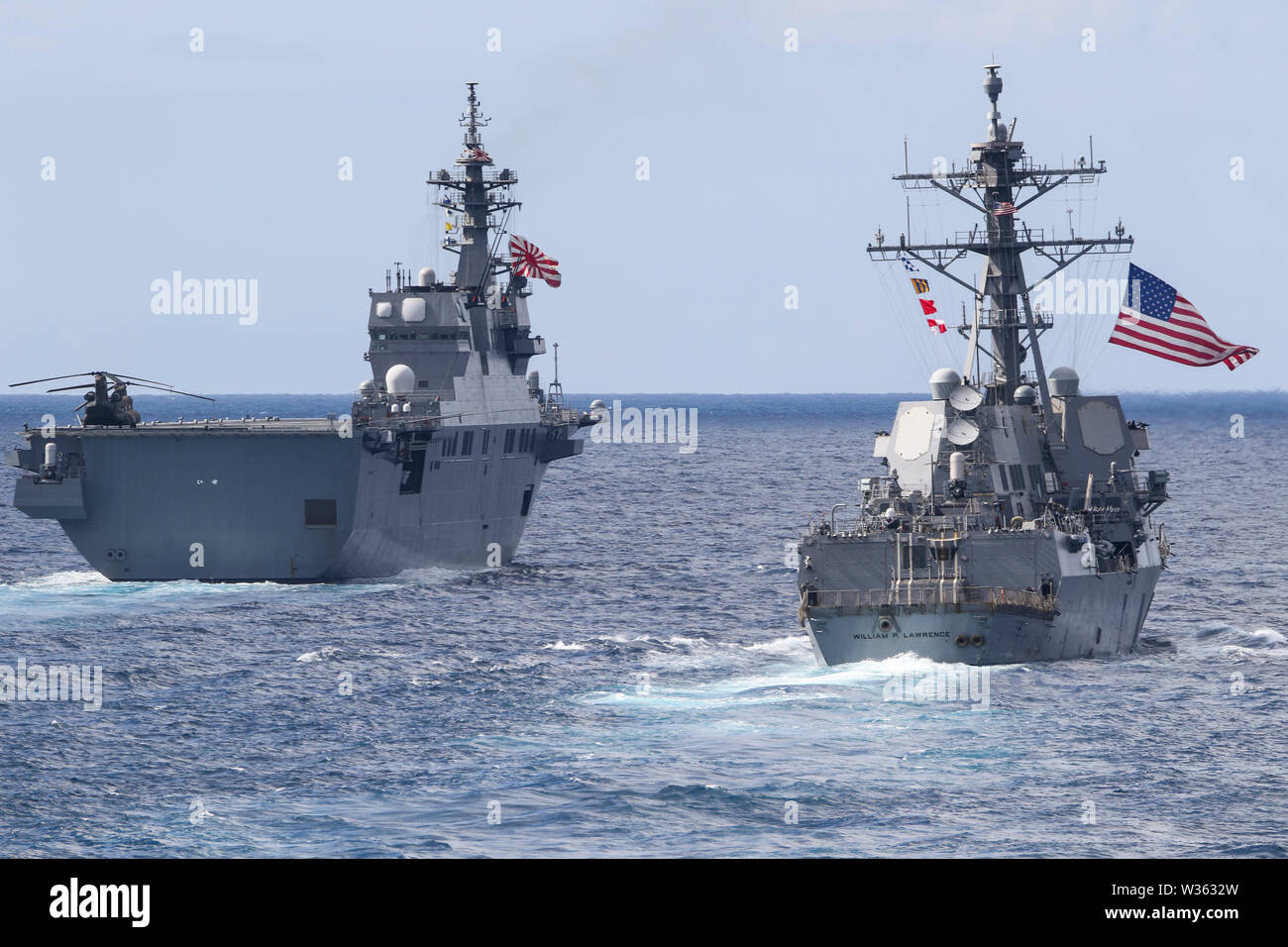 190711-N-DX 072-1012 tasmanischen Meer (11. Juli 2019) Die Japan Maritime Verteidigung-kraft Hyūga-Klasse Hubschrauber Zerstörer JS Ise (DDH182), links, und der US-Navy der Arleigh-Burke-Klasse geführte Anti-raketen-Zerstörer USS William S. Lawrence (DDG110) Transit mit dem amphibious Transport dock Schiff USS Green Bay LPD (20) in einem Foto Übung (Photoex) während der Talisman Sabre 2019. Green Bay, Teil der Wasp Expeditionary Strike Group, mit 31 Marine Expeditionary Unit begonnen, nimmt derzeit an Talisman Sabre 2019 vor der Küste im Norden von Australien. Eine bilaterale, Biennale, Talisman Sabre Stockfoto