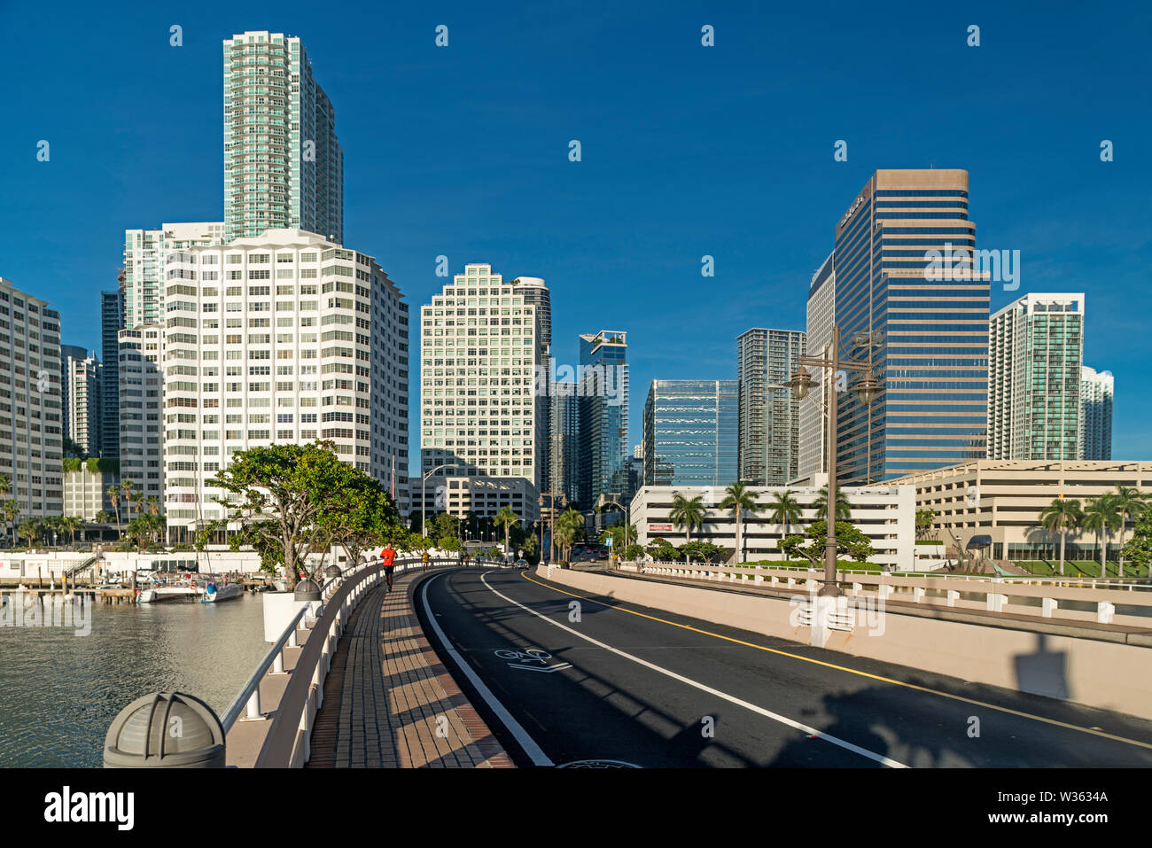 BRICKELL KEY DRIVE Brickell Avenue Skyline von Downtown Miami Florida USA Stockfoto