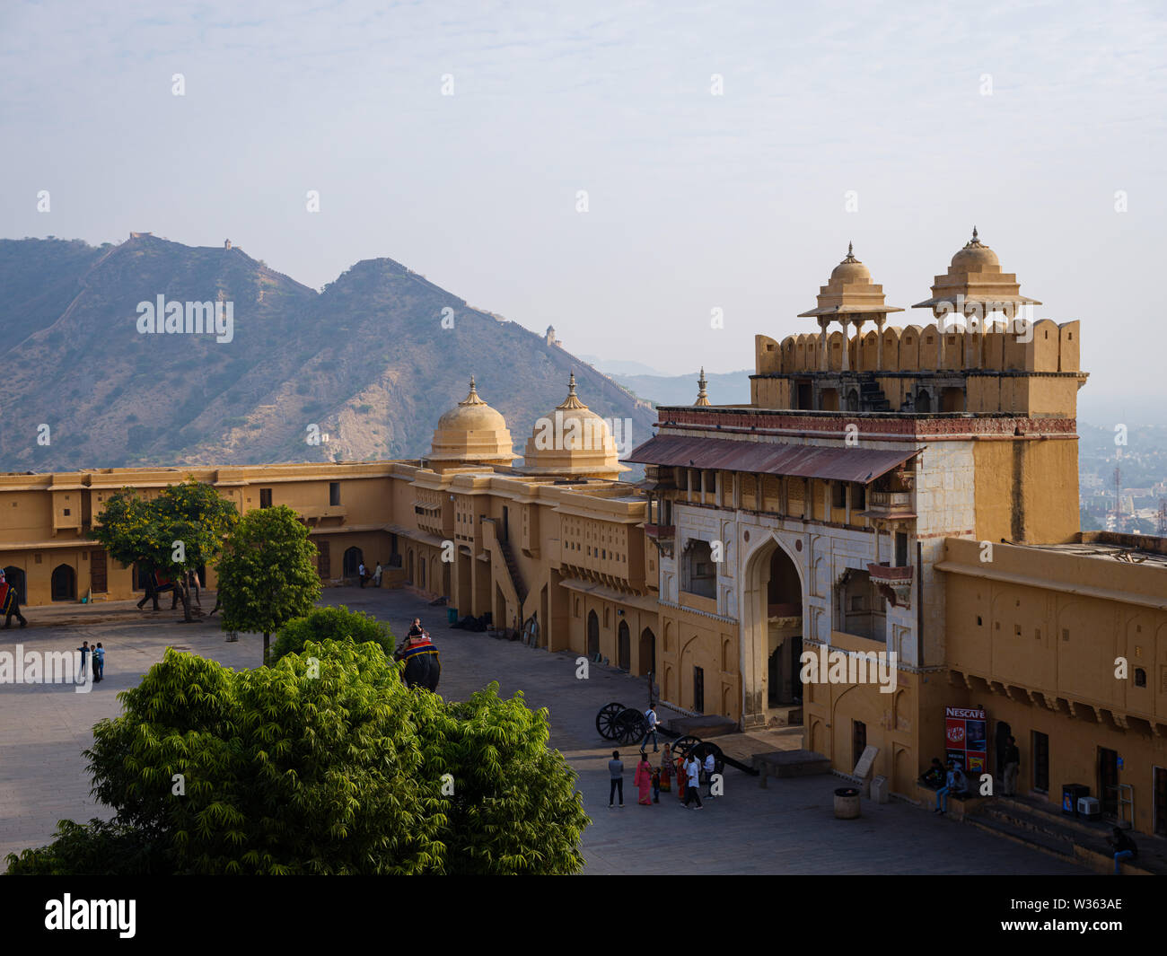 JAIPUR, INDIEN - ca. November 2018: Elefanten und Touristen im Amber Fort. Jaipur ist die Hauptstadt und die größte Stadt des indischen Staates von Rajas Stockfoto