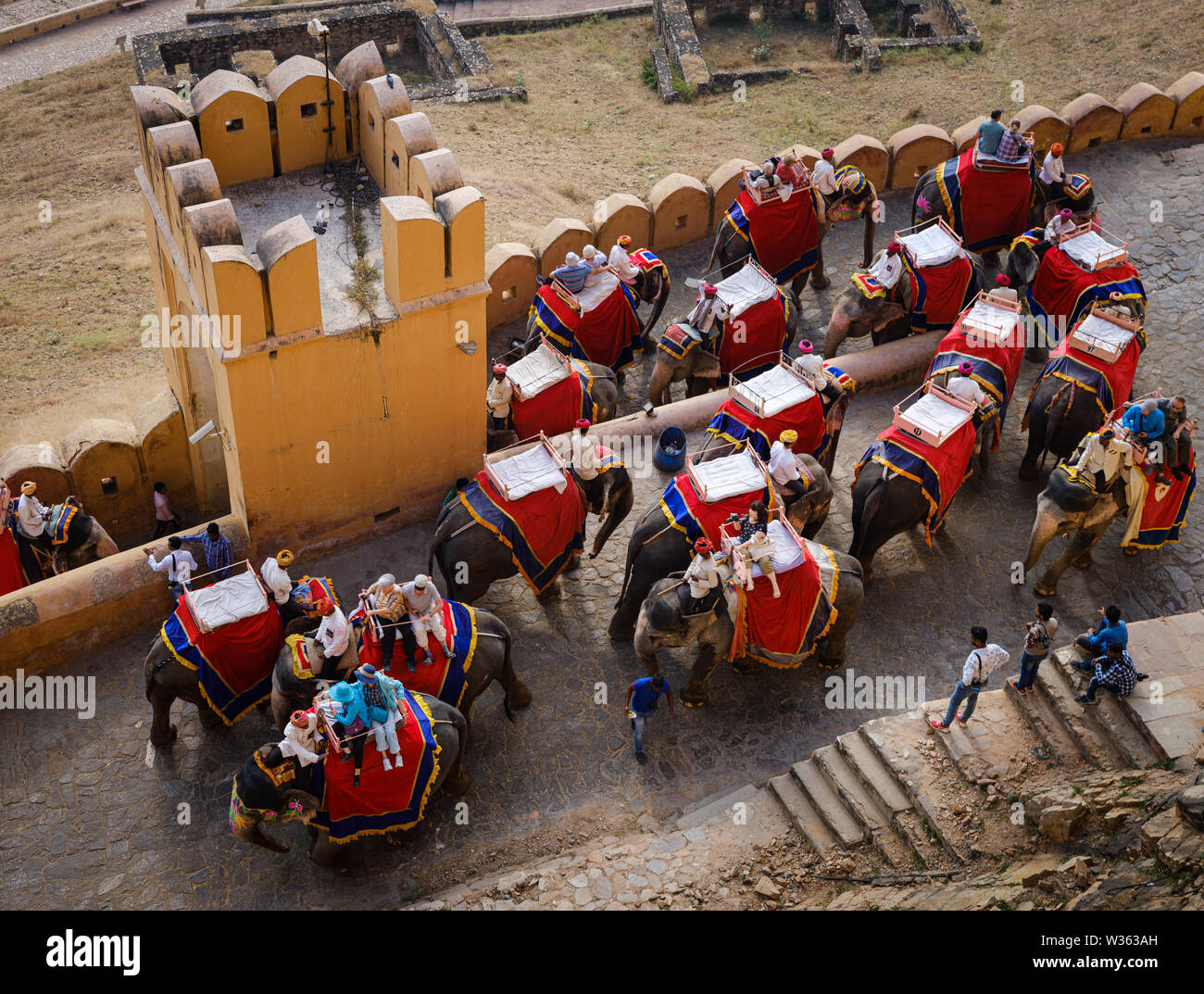 JAIPUR, INDIEN - ca. November 2018: Elefanten und Touristen im Amber Fort. Jaipur ist die Hauptstadt und die größte Stadt des indischen Staates von Rajas Stockfoto