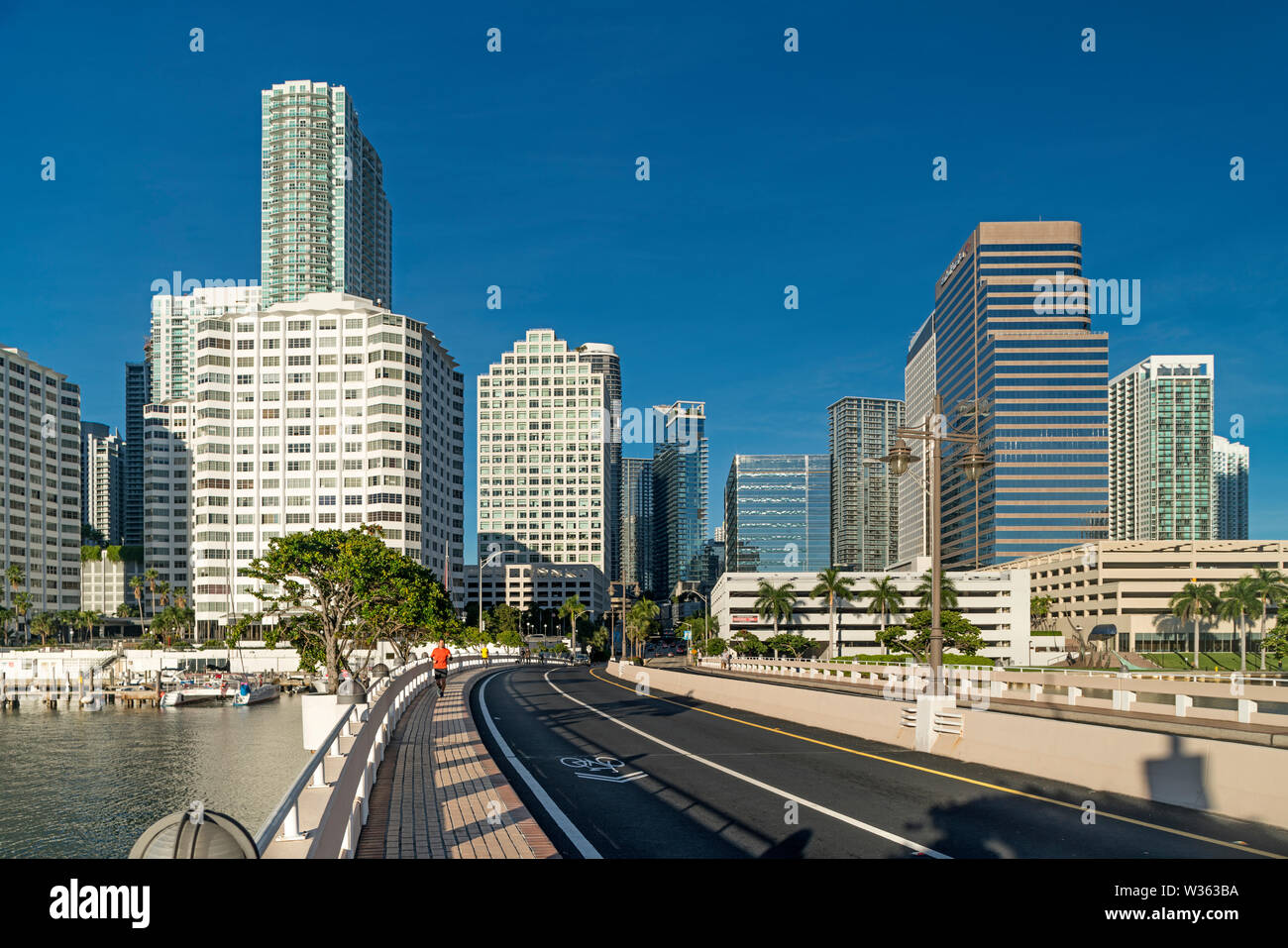 BRICKELL KEY DRIVE Brickell Avenue Skyline von Downtown Miami Florida USA Stockfoto