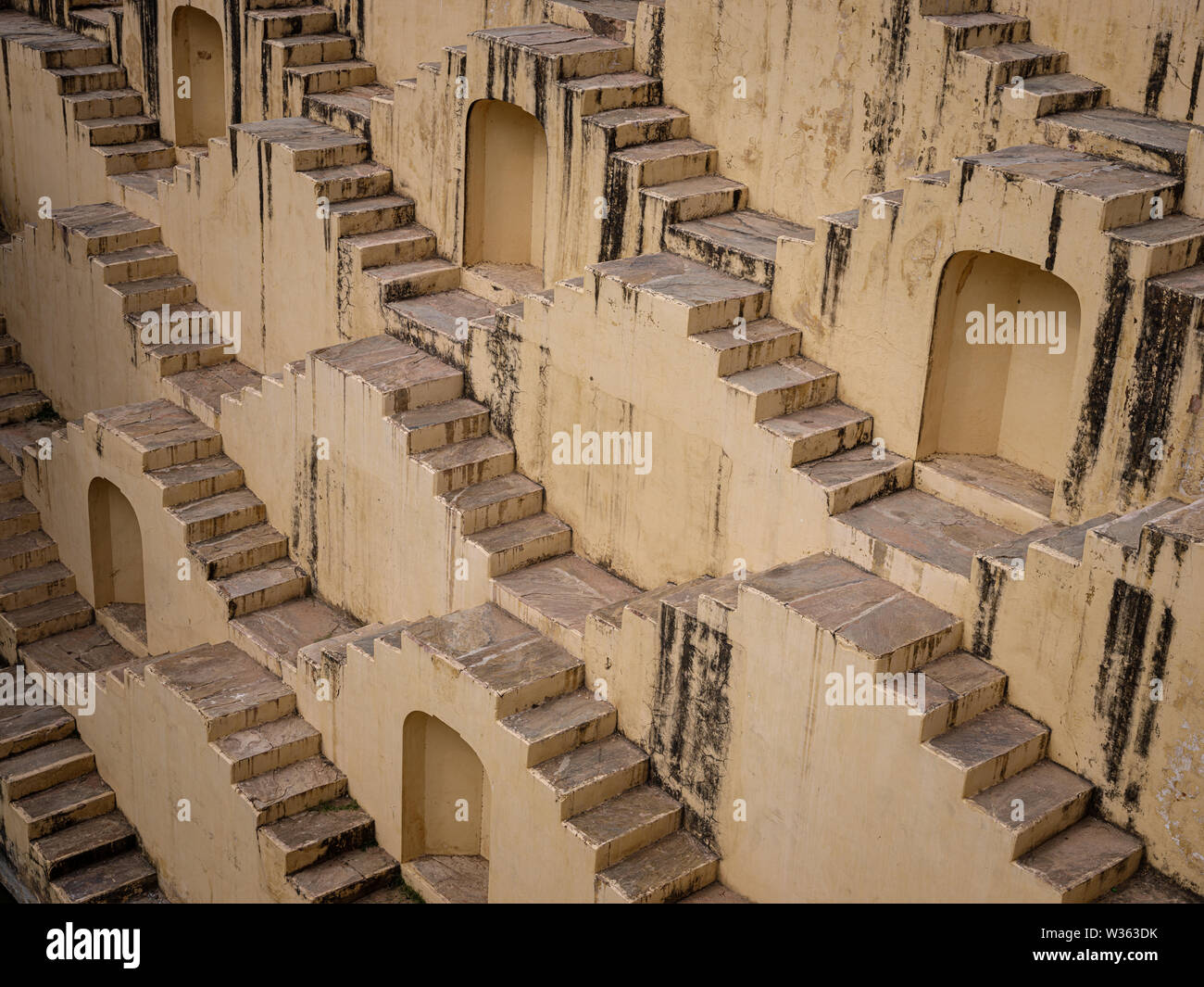 JAIPUR, INDIEN - ca. November 2018: Stepwell Panna Meena Ka Kund in Jaipur. Jaipur ist die Hauptstadt und die größte Stadt des indischen Bundesstaates Rajasth Stockfoto