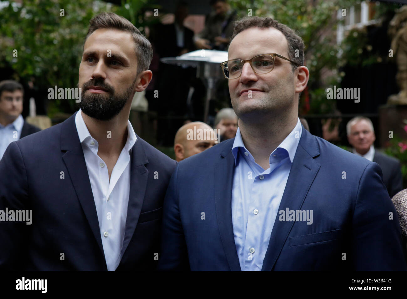 Worms, Deutschland. 12. Juli 2019. Der Bundesminister für Gesundheit Jens Spahn (rechts) und sein Ehemann Daniel Funke (links) abgebildet vor der Premiere des "Nibelungen-Festspiele'. Schauspieler, Politiker und andere VIPs nahmen an der Eröffnung der Nibelungen-festspiele Nibelungen-Festspiele (2019) in Worms. Das Spiel in der 18. Saison des Festivals ist "Uberwaltigung' (Überwinden) zum Thema Thomas Melle, und von Lilja Rupprecht geleitet. Es erzählt von der ursprünglichen Lied der Nibelungen, beginnend am Ende und versucht, die Geschichte zu einem besseren, weniger tödlichen Versuch umschreiben. Stockfoto