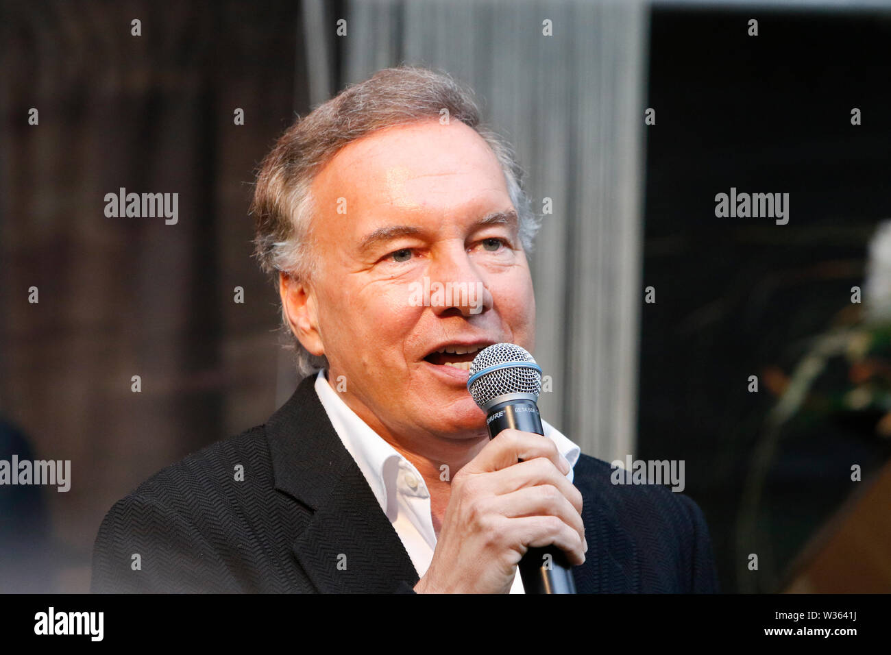 Worms, Deutschland. 12. Juli 2019. Nico Hofmann, der Intendant der Nibelungen-Festspiele, Adressen das Publikum vor der Premiere des "Nibelungen-Festspiele'. Schauspieler, Politiker und andere VIPs nahmen an der Eröffnung der Nibelungen-festspiele Nibelungen-Festspiele (2019) in Worms. Das Spiel in der 18. Saison des Festivals ist "Uberwaltigung' (Überwinden) zum Thema Thomas Melle, und von Lilja Rupprecht geleitet. Es erzählt von der ursprünglichen Lied der Nibelungen, beginnend am Ende und versucht, die Geschichte zu einem besseren, weniger tödlichen Versuch umschreiben. Stockfoto