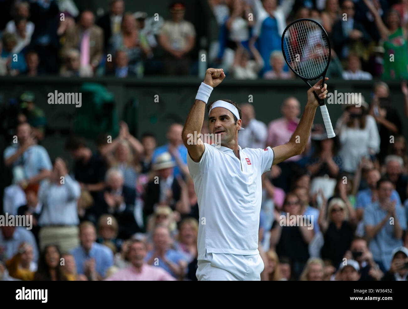 London, Großbritannien. 12. Juli, 2019. Roger Federer feiert Sieg nach den Herren singles Halbfinale zwischen Roger Federer und Rafael Nadal aus Spanien 2019 Wimbledon Tennis Championships in London, UK, 12. Juli 2019. Roger Federer gewann 3-1. Credit: Han Yan/Xinhua/Alamy leben Nachrichten Stockfoto