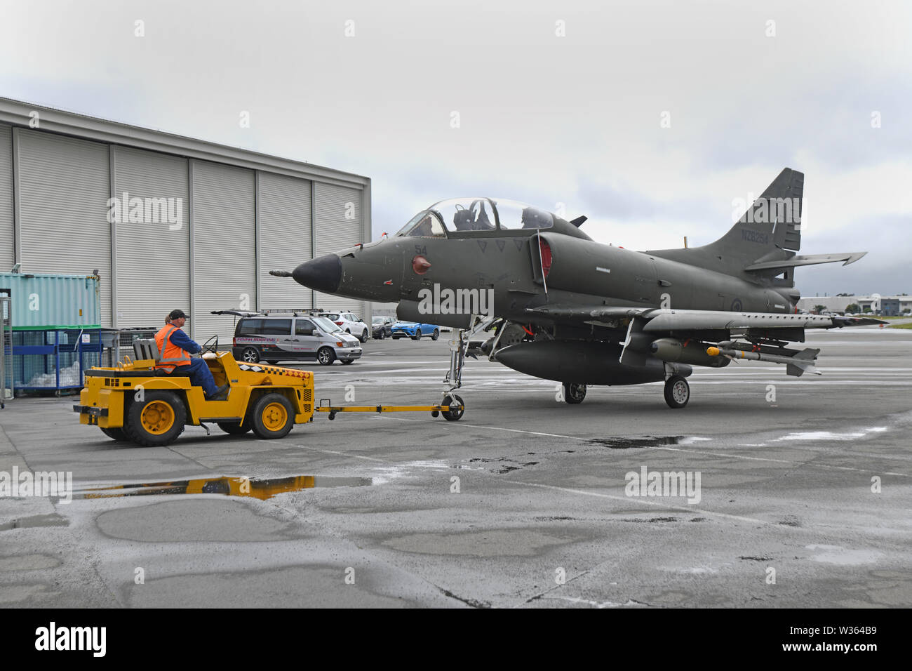 Wartung Mannschaft shift eine historische Skyhawk Kampfjet in der Air Force Museum in Christchurch, Neuseeland Stockfoto