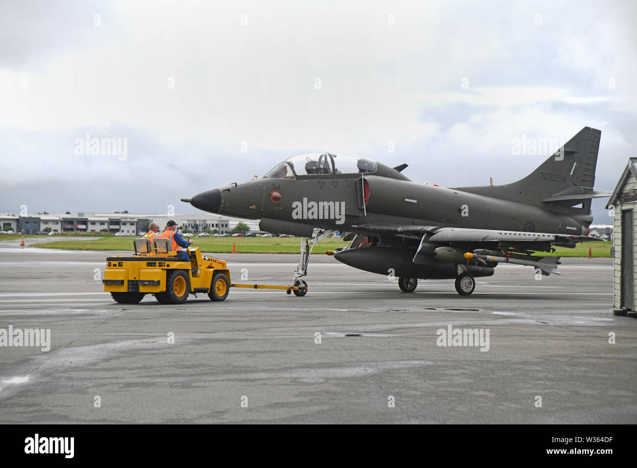 CHRISTCHURCH, NEUSEELAND, 12. Dezember 2018: Wartung Mannschaft eine historische Skyhawk Kampfjet Verschiebung an der Air Force Museum in Christchurch, neuen Eifer Stockfoto