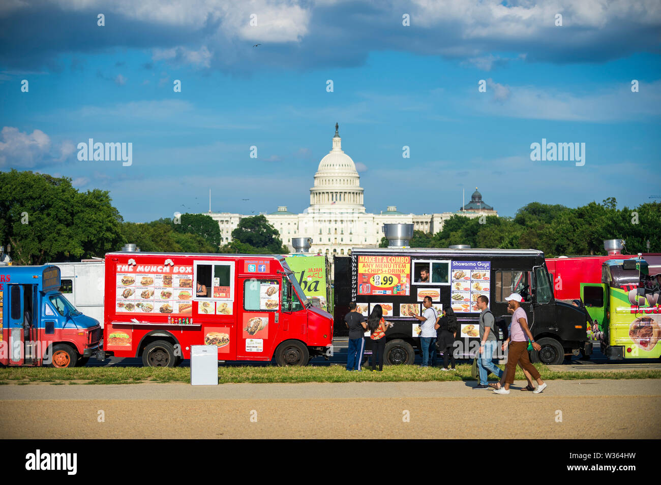 WASHINGTON, DC - AUGUST 2018: Food Trucks verkauft eine Vielzahl von internationalen Street Food Line Up auf der Mall vor dem Kapitol Gebäude. Stockfoto