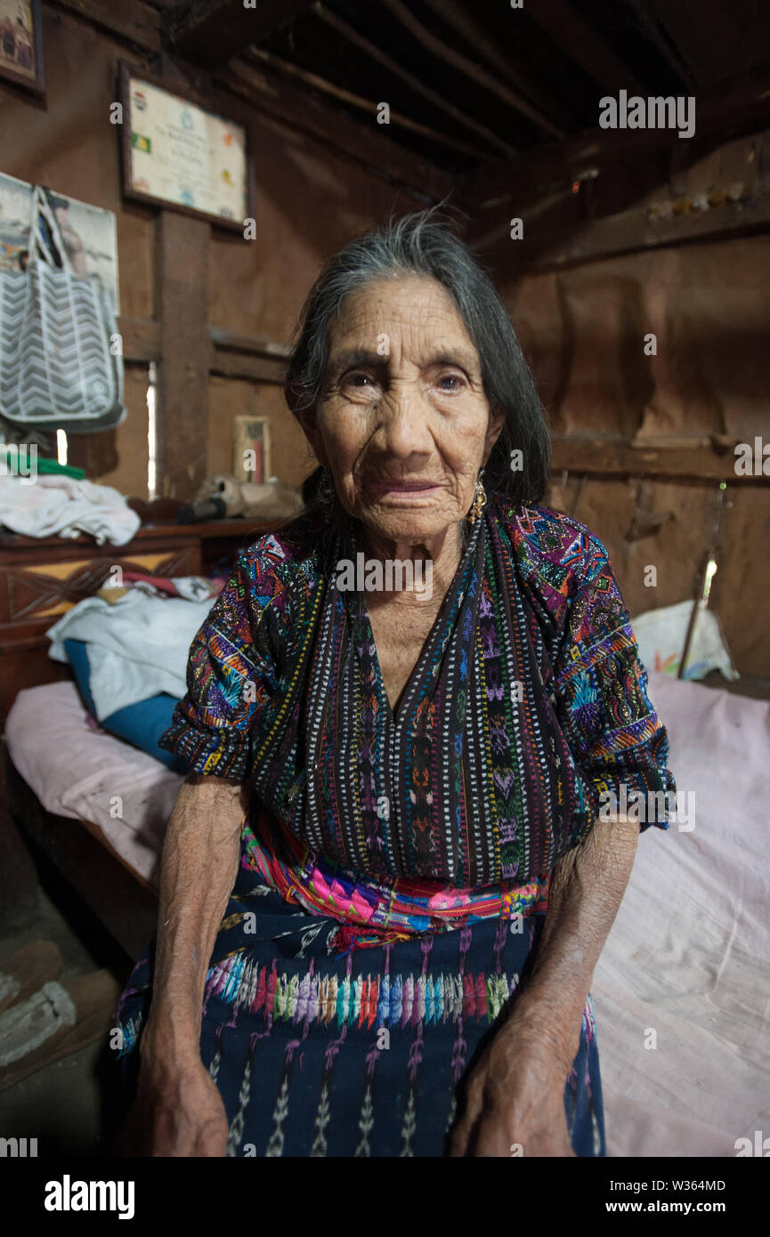 Ein maya indigneous Frau in San Jorge La Laguna, Solola. Stockfoto