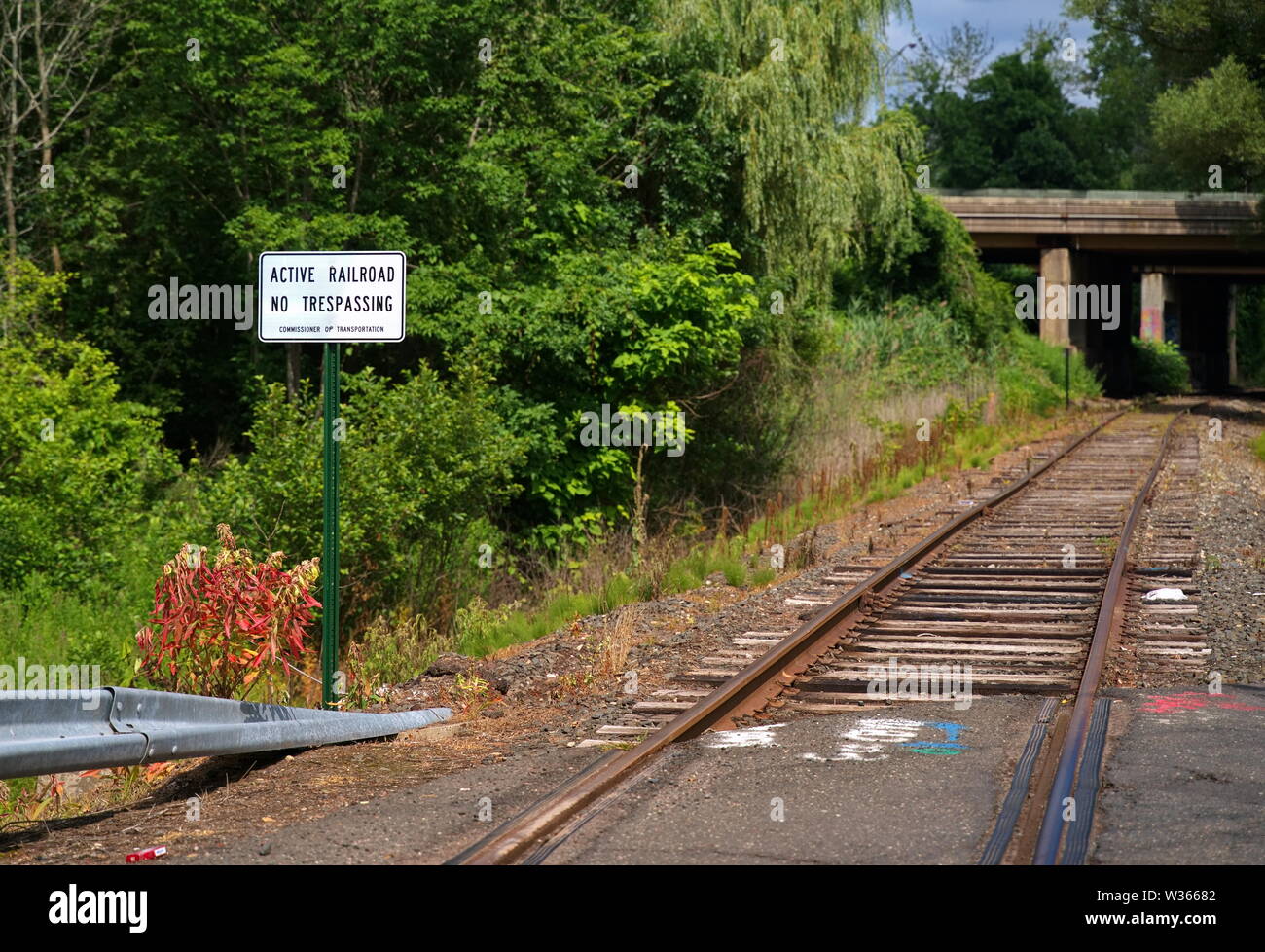 Eine aktive Eisenbahn neben Titel Achtung Autofahrer und Menschen die Gefahren. Stockfoto