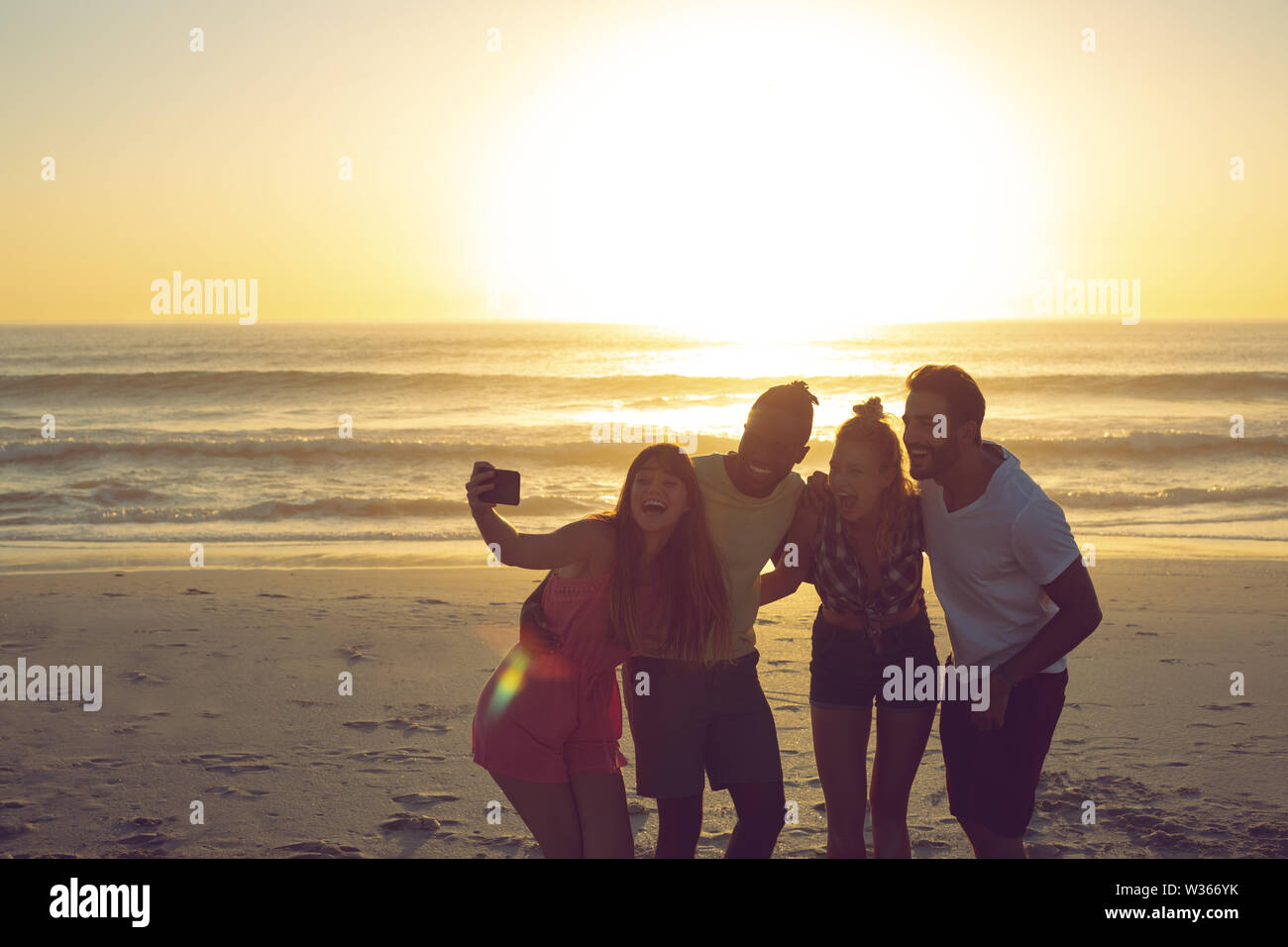 Eine Gruppe von Freunden, die selfie mit Handy am Strand Stockfoto