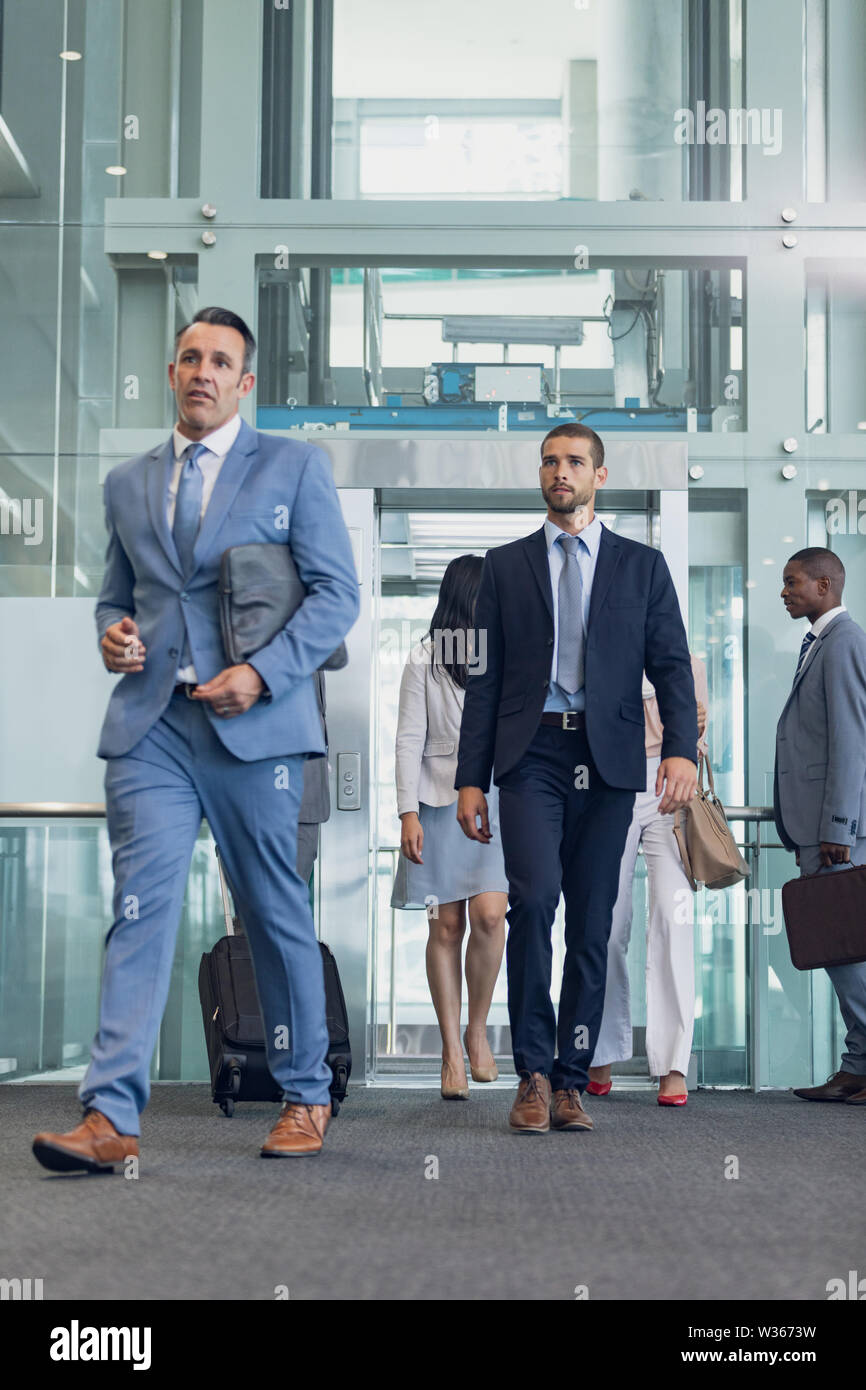 Männliche Führungskräfte wandern in Korridor in modernen Büro Stockfoto