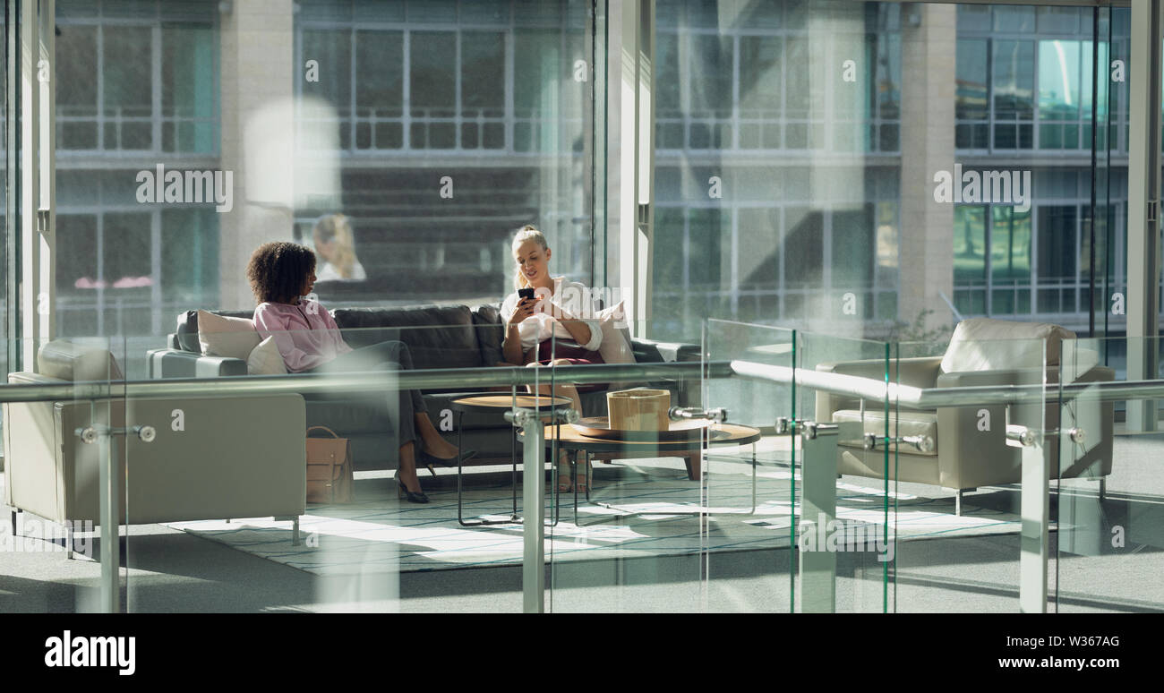 Business Leute sitzen auf einem Sofa in modernen Büro Stockfoto