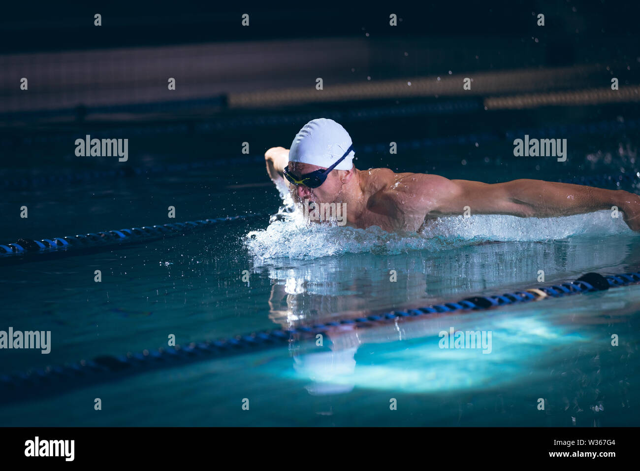 Schwimmer in einem pool Stockfoto