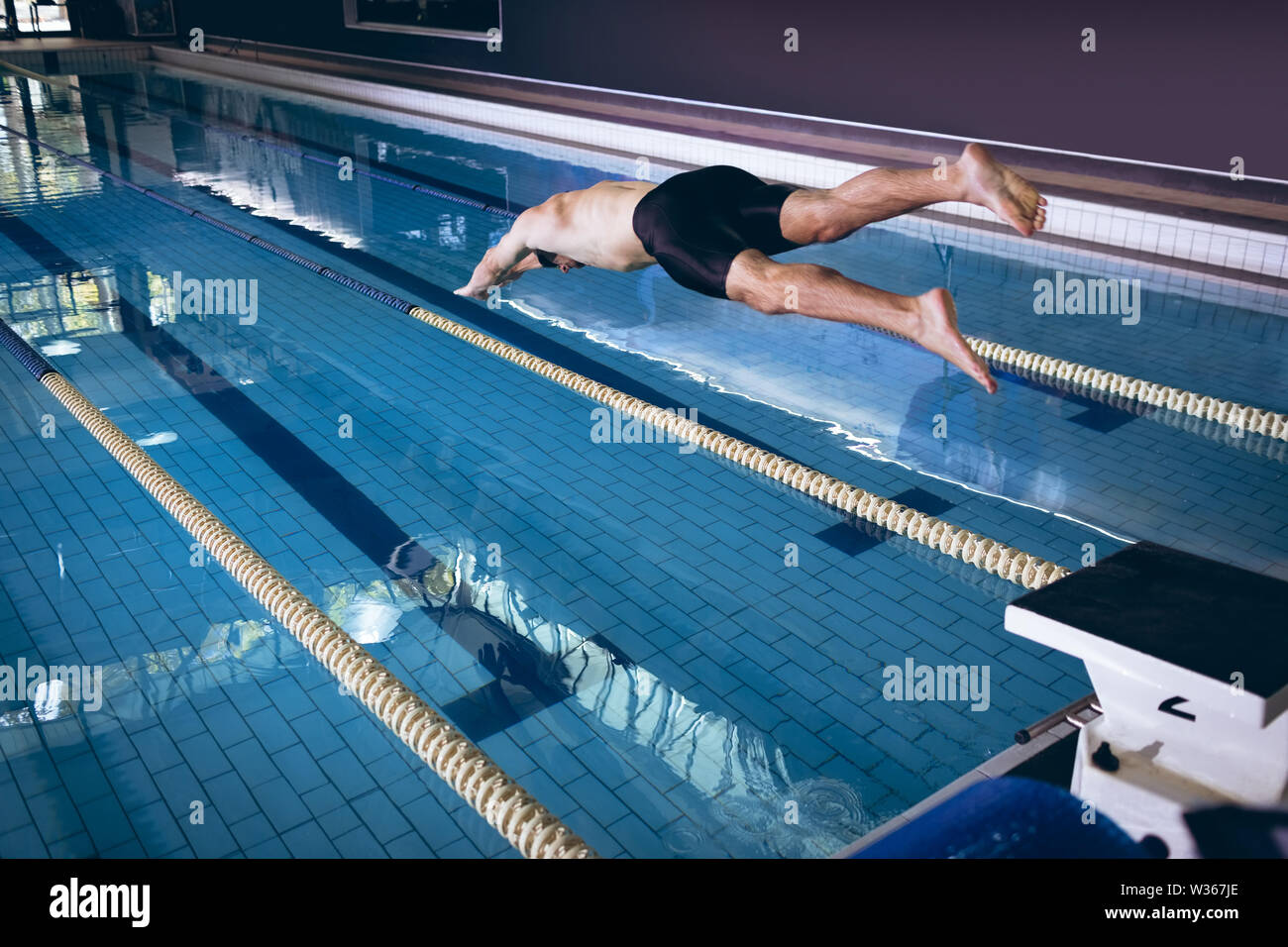 Schwimmer in einem pool Stockfoto