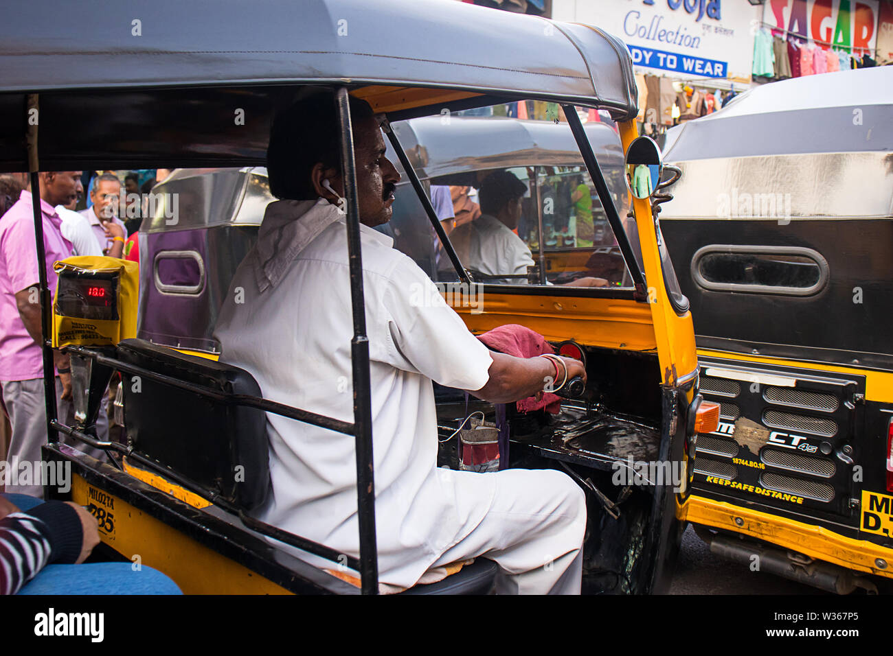 Mumbai, Maharashtra, Indien - 4 Juni, 2019: Indische MAN-Fahrer fahren Auto-rickshaw Taxi - Bild Stockfoto