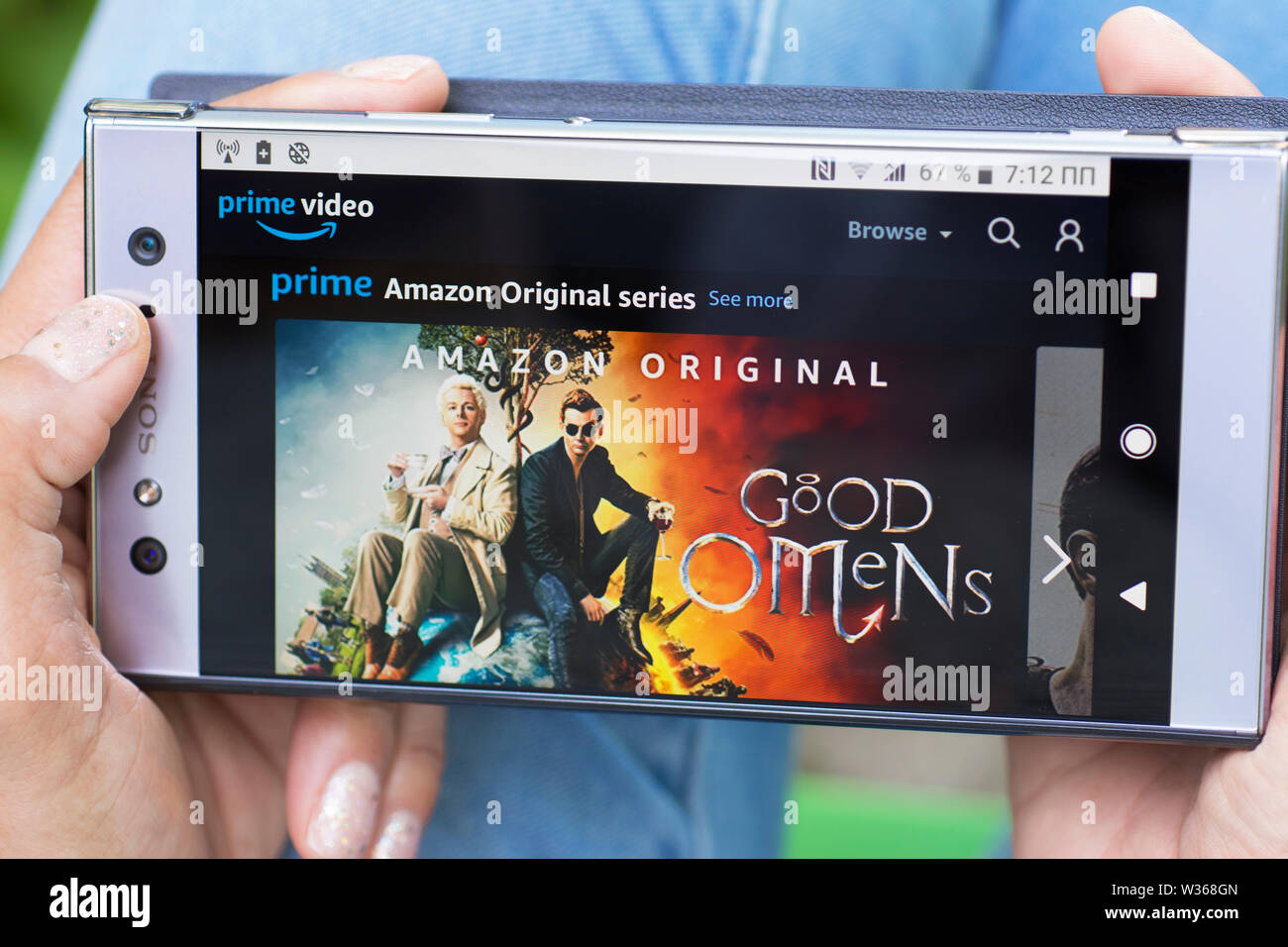 Amazon Prime Video, Prime Amazon Original Series, gutes Omen Filme streaming Website über Mobiltelefon Stockfoto