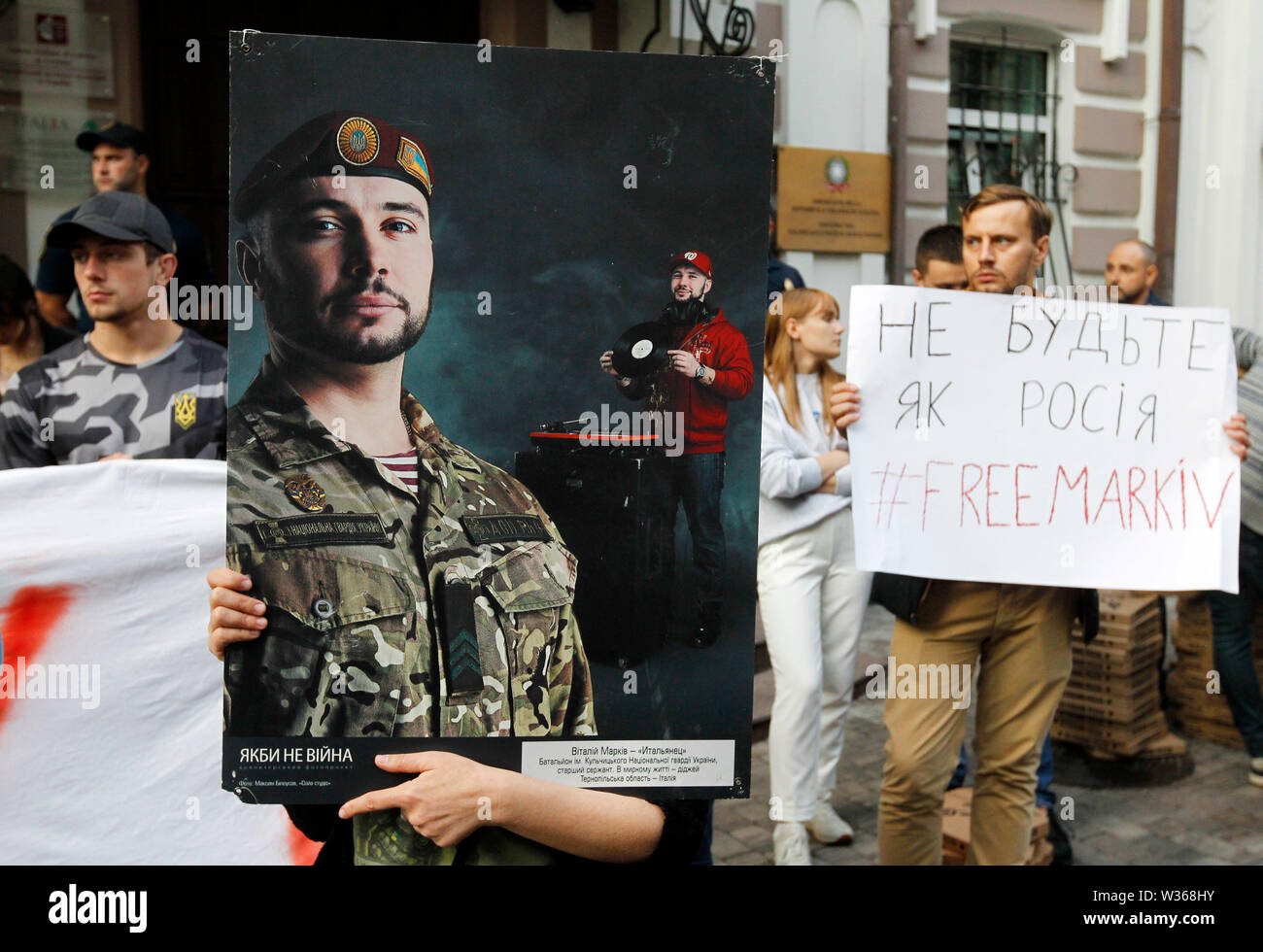 Kiew, Ukraine. 12. Juli, 2019. Ein Porträt von Vitaly Markiv, bei einer Rallye die Freilassung der Ukrainischen serviceman Vitaly Markiv, außerhalb der Botschaft von Italien in Kiew, Ukraine. Ein italienisches Gericht hat Ukrainischen ehemaligen National Guard Commander, Vitaliy Markiv verurteilt zu 24 Jahren Haft für den Mord an einer Fotografin Andrea Rocchelli und seine russischen übersetzer und Assistant Andrei Mironov in den frühen Tagen des Krieges im Osten der Ukraine im Mai 2014, zwischen der Regierung und der pro-russischen Separatisten. Credit: SOPA Images Limited/Alamy leben Nachrichten Stockfoto