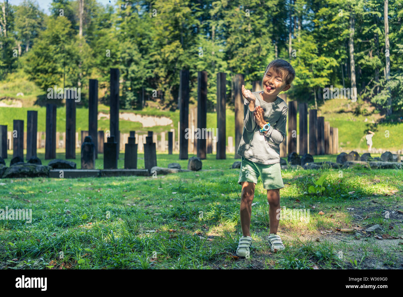 Er fühlt sich gut in der Natur. Lächelt. Genießt. Er ist glücklich. Er hat einen spielerischen Ausdruck. Er mag es, Urlaub, Abenteuer, Spaß, Fotos. Seine Augen schimmern. Stockfoto