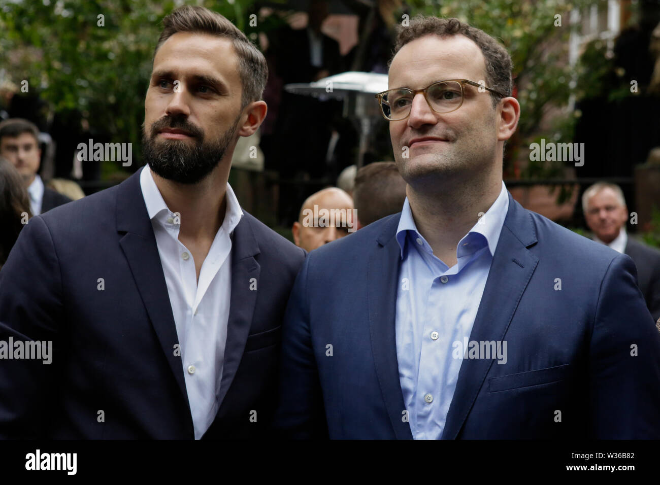 Worms, Deutschland. 12. Juli, 2019. Der Bundesminister für Gesundheit Jens Spahn (rechts) und sein Ehemann Daniel Funke (links) abgebildet vor der Premiere des "Nibelungen-Festspiele'. Schauspieler, Politiker und andere VIPs nahmen an der Eröffnung der Nibelungen-festspiele Nibelungen-Festspiele (2019) in Worms. Das Spiel in der 18. Saison des Festivals ist "Uberwaltigung' (Überwinden) zum Thema Thomas Melle, und von Lilja Rupprecht geleitet. Es erzählt von der ursprünglichen Lied der Nibelungen, beginnend am Ende und versucht, die Geschichte zu einem besseren, weniger tödlichen Versuch umschreiben. Credit: P Stockfoto