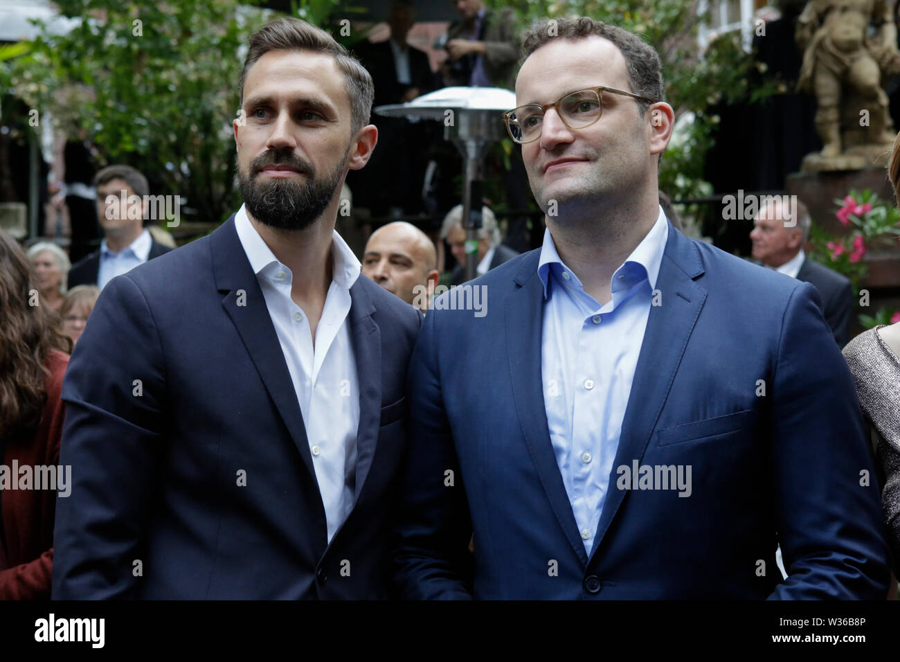 Worms, Deutschland. 12. Juli, 2019. Der Bundesminister für Gesundheit Jens Spahn (rechts) und sein Ehemann Daniel Funke (links) abgebildet vor der Premiere des "Nibelungen-Festspiele'. Schauspieler, Politiker und andere VIPs nahmen an der Eröffnung der Nibelungen-festspiele Nibelungen-Festspiele (2019) in Worms. Das Spiel in der 18. Saison des Festivals ist "Uberwaltigung' (Überwinden) zum Thema Thomas Melle, und von Lilja Rupprecht geleitet. Es erzählt von der ursprünglichen Lied der Nibelungen, beginnend am Ende und versucht, die Geschichte zu einem besseren, weniger tödlichen Versuch umschreiben. Credit: P Stockfoto