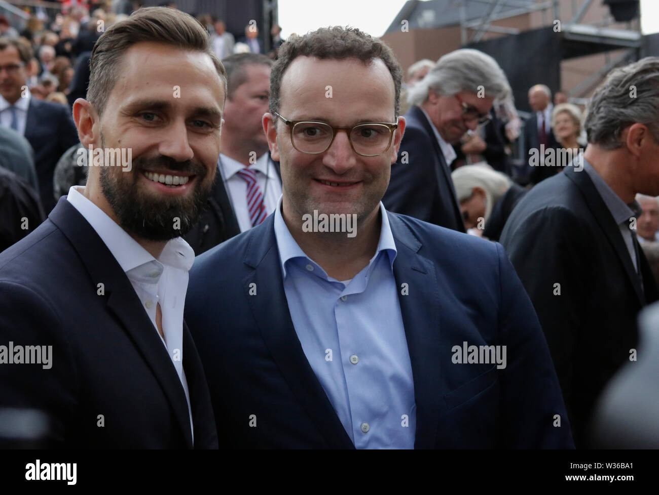 Worms, Deutschland. 12. Juli, 2019. Der Bundesminister für Gesundheit Jens Spahn (rechts) und sein Ehemann Daniel Funke (links) abgebildet vor der Premiere des "Nibelungen-Festspiele'. Schauspieler, Politiker und andere VIPs nahmen an der Eröffnung der Nibelungen-festspiele Nibelungen-Festspiele (2019) in Worms. Das Spiel in der 18. Saison des Festivals ist "Uberwaltigung' (Überwinden) zum Thema Thomas Melle, und von Lilja Rupprecht geleitet. Es erzählt von der ursprünglichen Lied der Nibelungen, beginnend am Ende und versucht, die Geschichte zu einem besseren, weniger tödlichen Versuch umschreiben. Credit: P Stockfoto