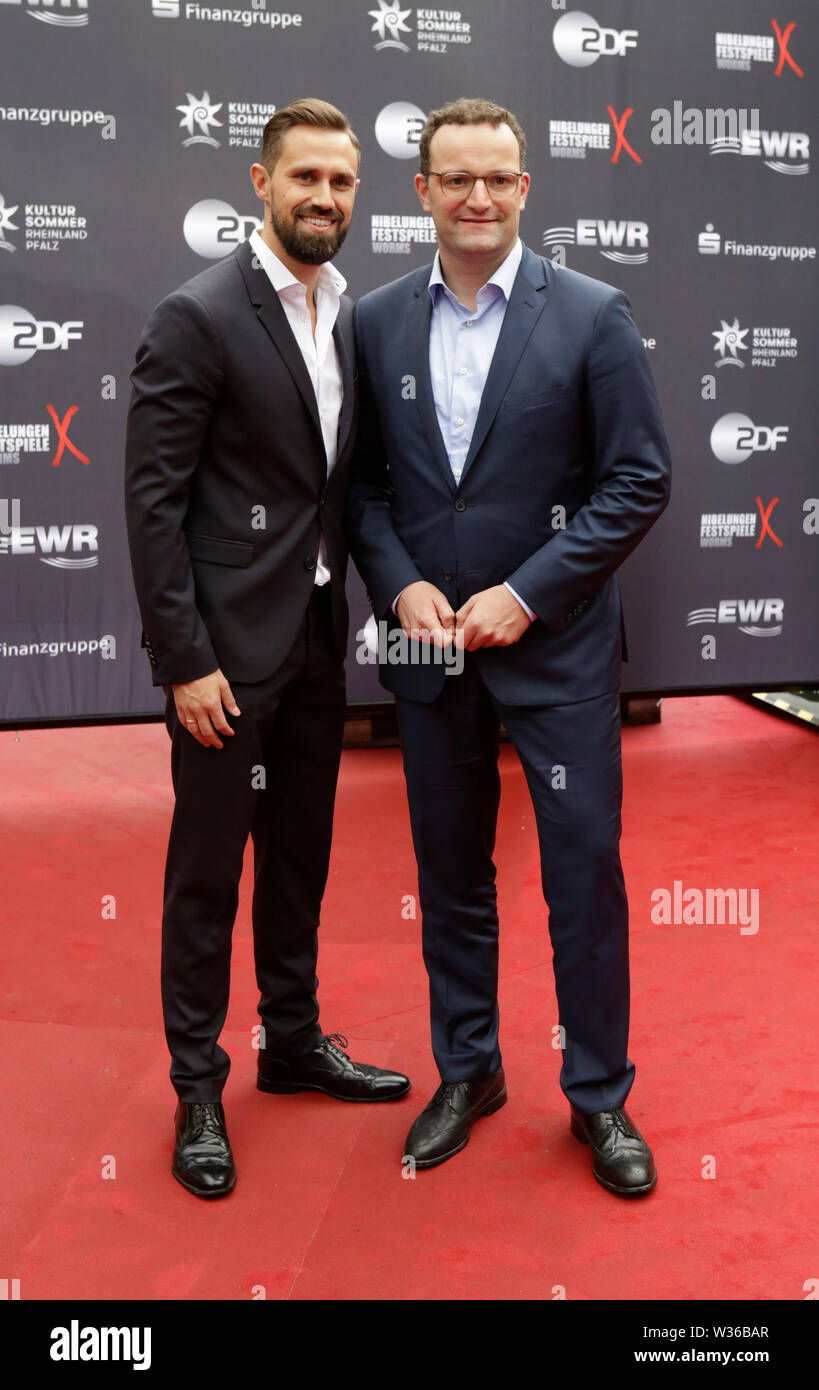 Worms, Deutschland. 12. Juli, 2019. Der Bundesminister für Gesundheit Jens Spahn (rechts) und sein Ehemann Daniel Funke (links) bei der Premiere der "Nibelungen-Festspiele' ankommen. Schauspieler, Politiker und andere VIPs nahmen an der Eröffnung der Nibelungen-festspiele Nibelungen-Festspiele (2019) in Worms. Das Spiel in der 18. Saison des Festivals ist "Uberwaltigung' (Überwinden) zum Thema Thomas Melle, und von Lilja Rupprecht geleitet. Es erzählt von der ursprünglichen Lied der Nibelungen, beginnend am Ende und versucht, die Geschichte zu einem besseren, weniger tödlichen Versuch umschreiben. Credit: PACIFIC Stockfoto