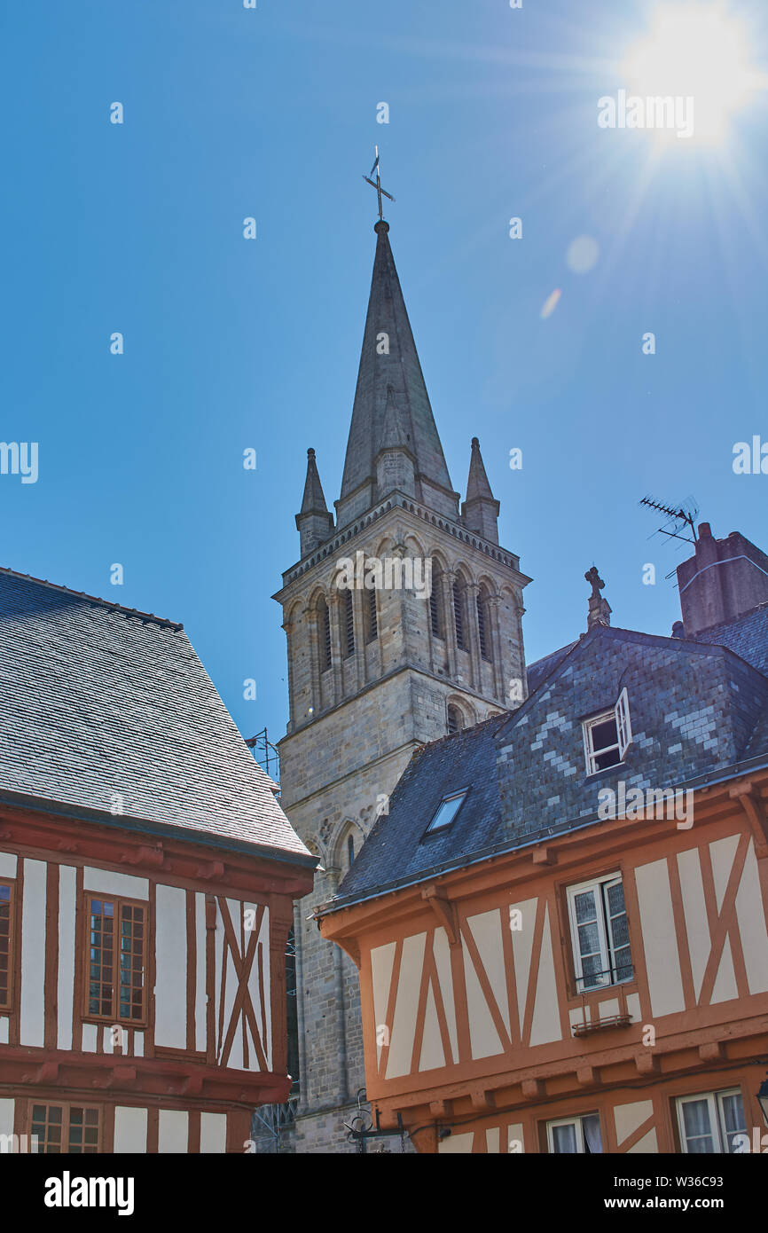 Fachwerkhäuser und die Kathedrale von Vannes in der Bretagne, Frankreich Stockfoto