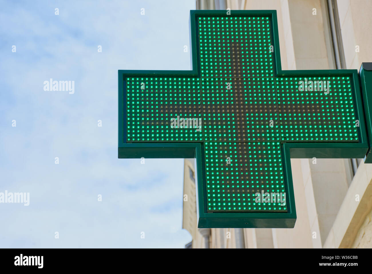 Nahaufnahme von einem Grünen Apotheke Zeichen außerhalb einer Apotheke in Frankreich Stockfoto