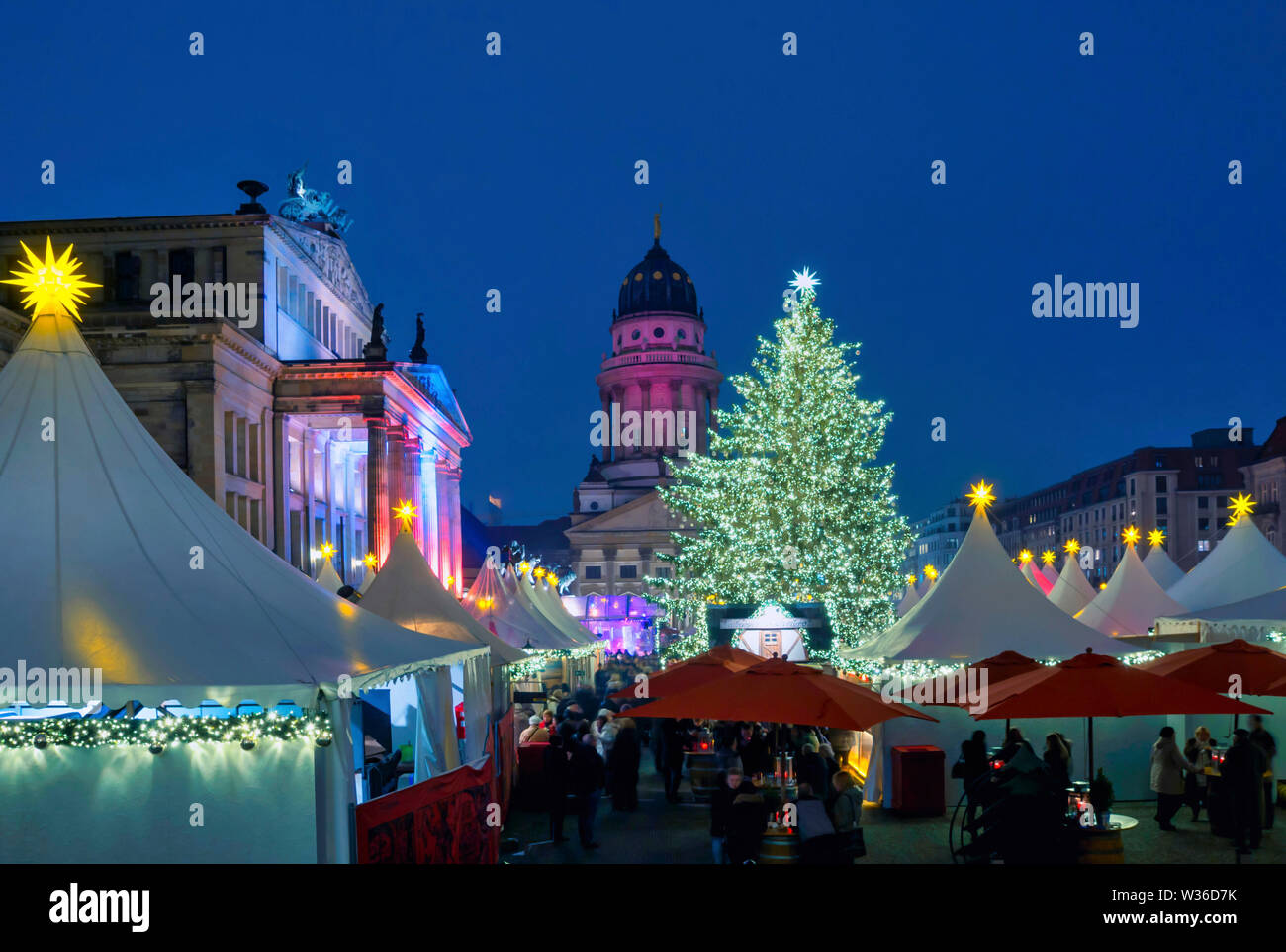'Winterzauber am Gendarmenmarkt", Weihnachtsmarkt am Gendarmenmarkt, Schauspielhaus, Französischer Dom, Dämmerung, Berlin, Deutschland, Euro Stockfoto