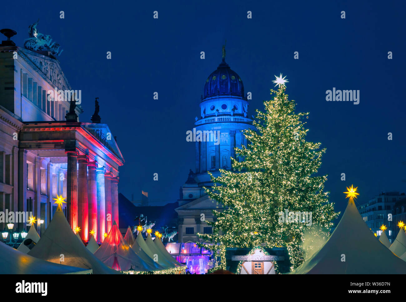 'Winterzauber am Gendarmenmarkt", Weihnachtsmarkt am Gendarmenmarkt, Schauspielhaus, Französischer Dom, Dämmerung, Berlin, Deutschland, Euro Stockfoto