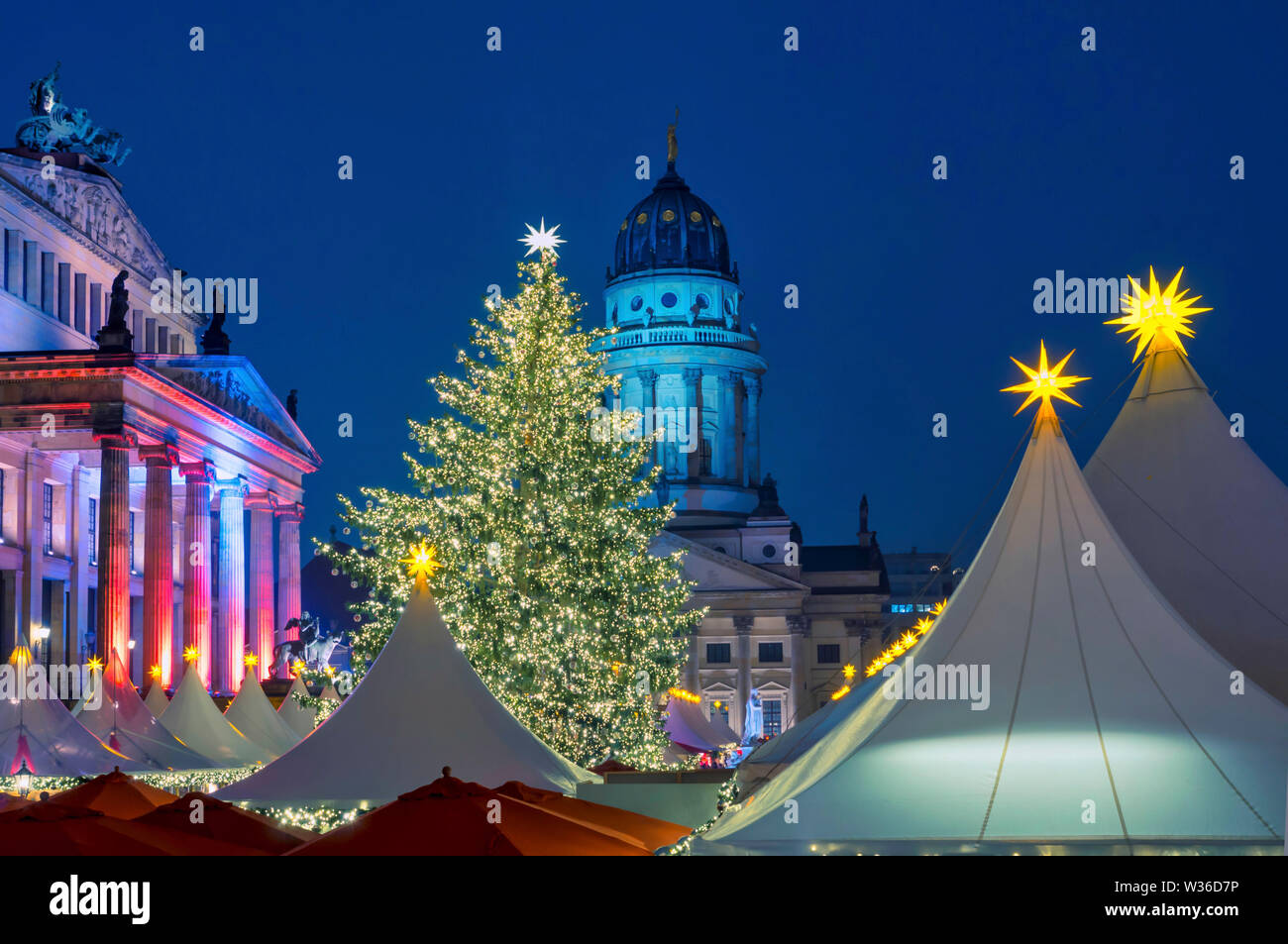 'Winterzauber am Gendarmenmarkt", Weihnachtsmarkt am Gendarmenmarkt, Schauspielhaus, Französischer Dom, Dämmerung, Berlin, Deutschland, Euro Stockfoto