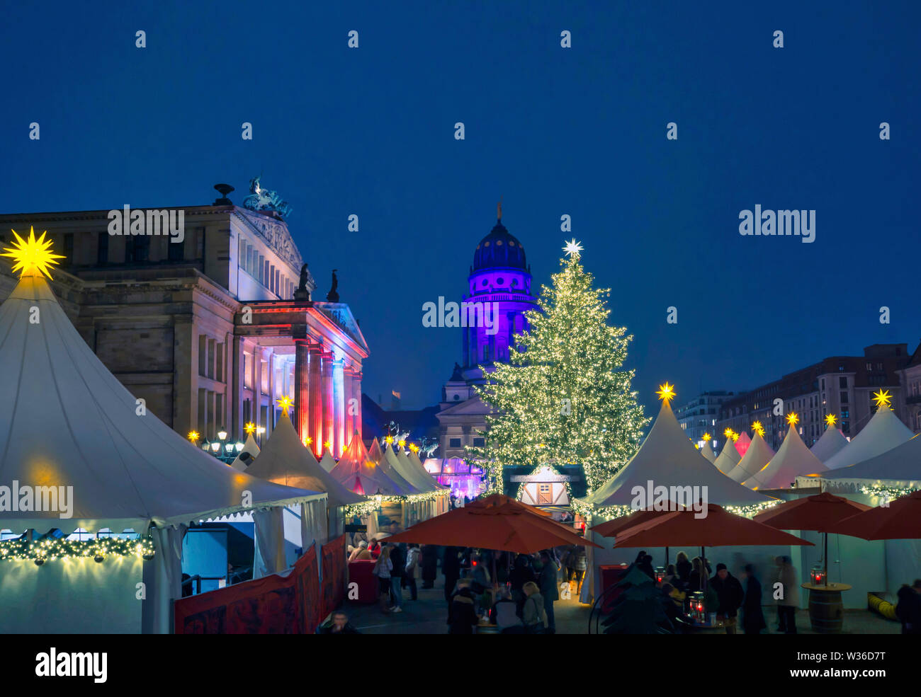 'Winterzauber am Gendarmenmarkt", Weihnachtsmarkt am Gendarmenmarkt, Schauspielhaus, Französischer Dom, Dämmerung, Berlin, Deutschland, Euro Stockfoto