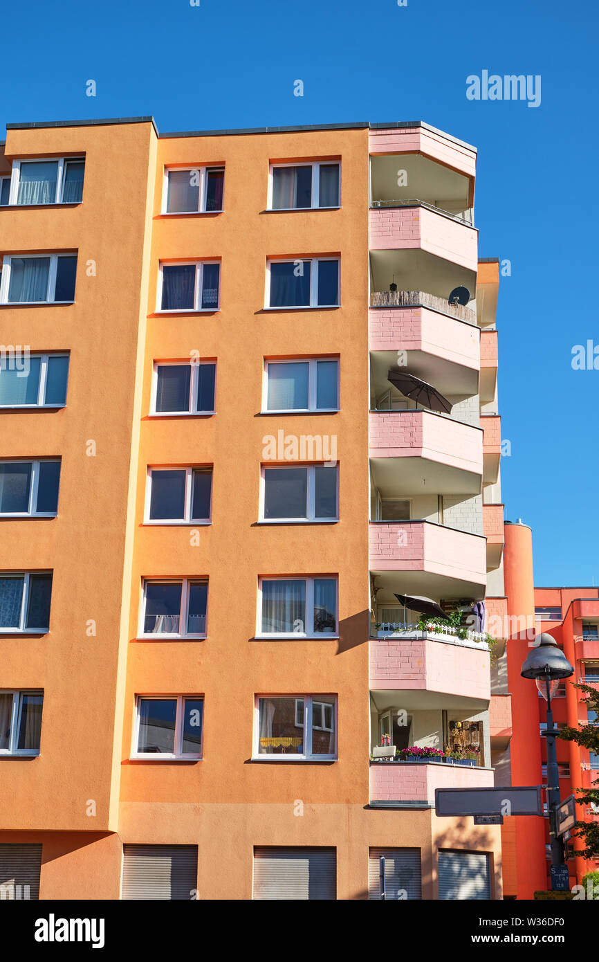 Apartment Gebäude aus den 70er Jahren in Berlin gesehen, Deutschland Stockfoto