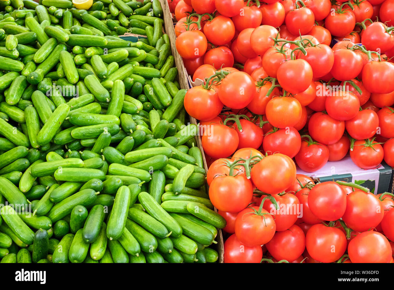 Gurken und Tomaten zum Verkauf auf dem Markt Stockfoto