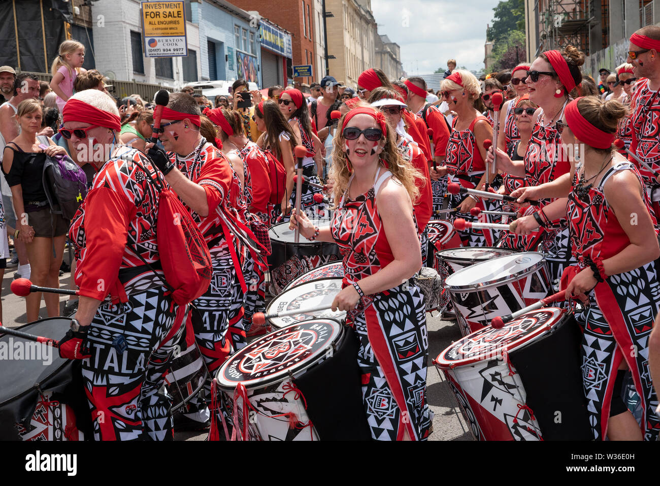 St Pauls, Bristol, UK. 6. Juli 2019. Der 51st St Pauls Karnevalsumzug Wunde durch Bristols St Pauls an einem heißen und sonnigen Samstag Nachmittag. Der Karneval lockte rund 100.000 Menschen. Organisiert von der St. Pauls Karneval Interesse der Gemeinschaft Unternehmen. Credit: Stephen Bell/Alamy Stockfoto