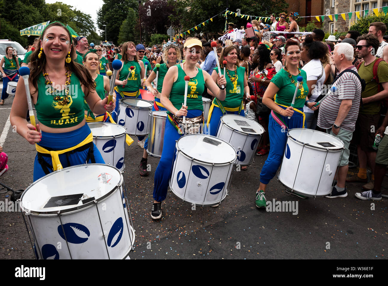 St Pauls, Bristol, UK. 6. Juli 2019. Der 51st St Pauls Karnevalsumzug Wunde durch Bristols St Pauls an einem heißen und sonnigen Samstag Nachmittag. Der Karneval lockte rund 100.000 Menschen. Organisiert von der St. Pauls Karneval Interesse der Gemeinschaft Unternehmen. Bild, viele der Samba Bands in der Prozession. Credit: Stephen Bell/Alamy Stockfoto