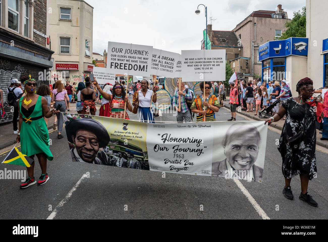 St Pauls, Bristol, UK. 6. Juli 2019. Der 51st St Pauls Karnevalsumzug Wunde durch Bristols St Pauls an einem heißen und sonnigen Samstag Nachmittag. Der Karneval lockte rund 100.000 Menschen. Organisiert von der St. Pauls Karneval Interesse der Gemeinschaft Unternehmen. Bild, vor dem karnevalsumzug. Credit: Stephen Bell/Alamy Stockfoto