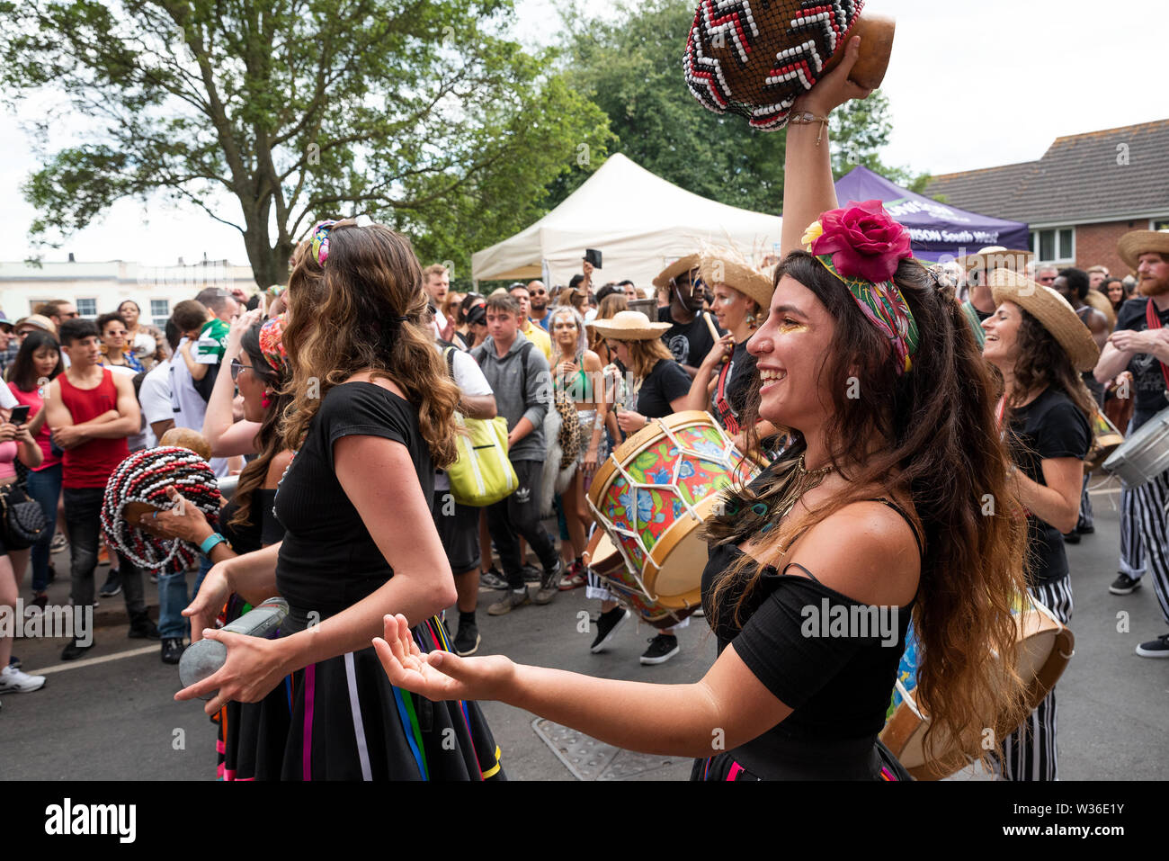 St Pauls, Bristol, UK. 6. Juli 2019. Der 51st St Pauls Karnevalsumzug Wunde durch Bristols St Pauls an einem heißen und sonnigen Samstag Nachmittag. Der Karneval lockte rund 100.000 Menschen. Organisiert von der St. Pauls Karneval Interesse der Gemeinschaft Unternehmen. Credit: Stephen Bell/Alamy Stockfoto