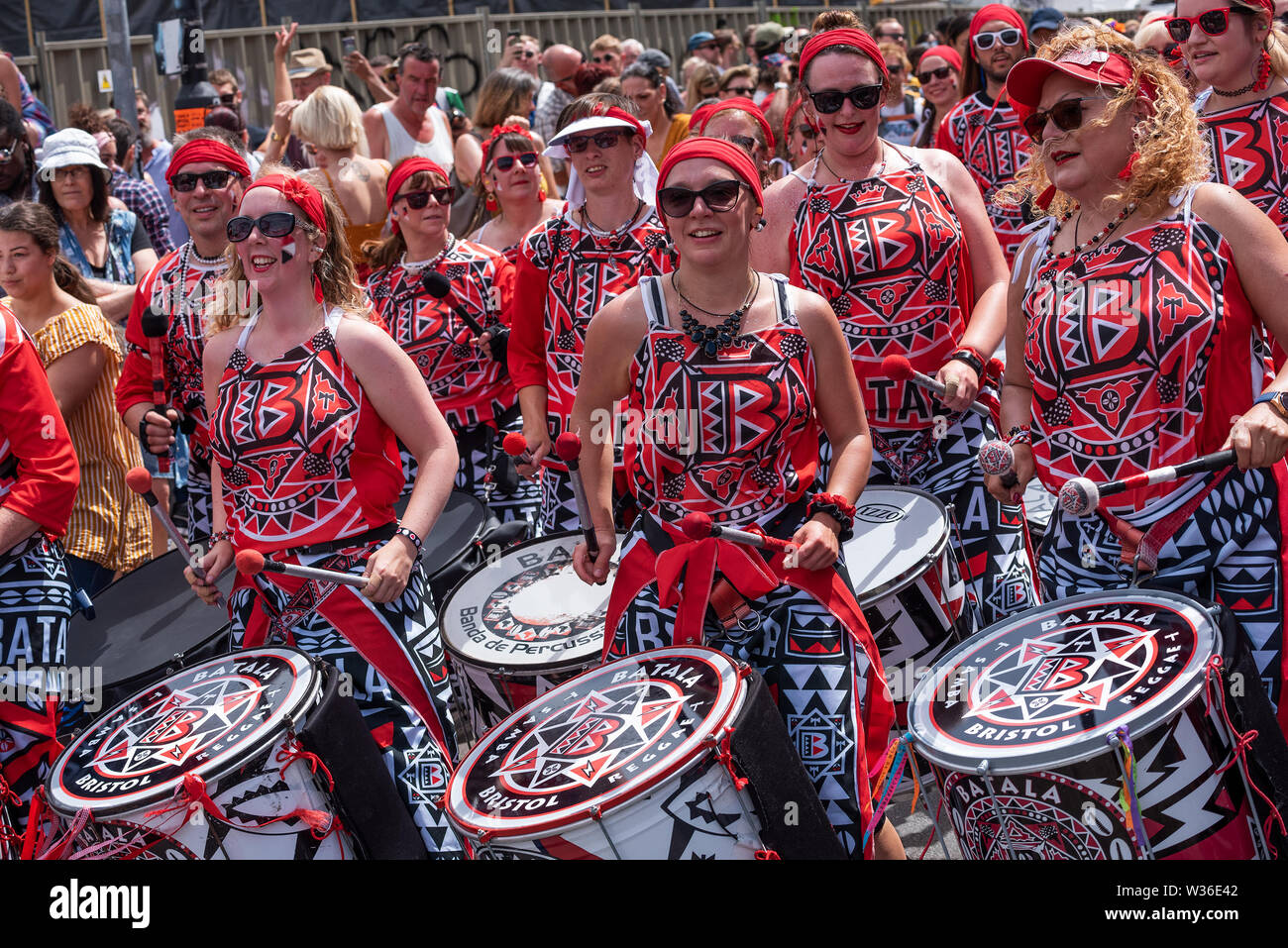 St Pauls, Bristol, UK. 6. Juli 2019. Der 51st St Pauls Karnevalsumzug Wunde durch Bristols St Pauls an einem heißen und sonnigen Samstag Nachmittag. Der Karneval lockte rund 100.000 Menschen. Organisiert von der St. Pauls Karneval Interesse der Gemeinschaft Unternehmen. Credit: Stephen Bell/Alamy Stockfoto