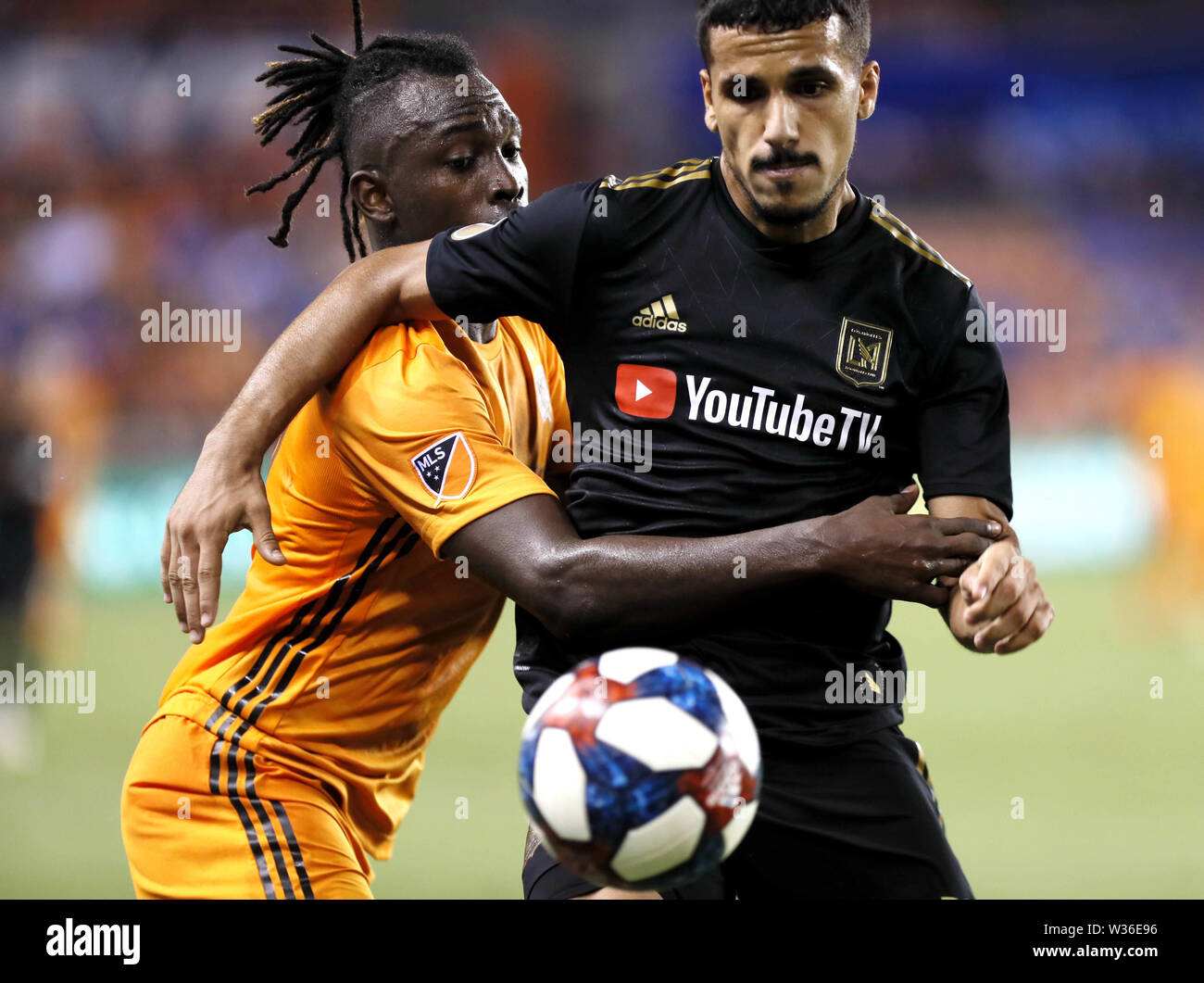 Houston, USA. 12. Juli, 2019. Dynamo's Albertino Elis (L) Mias mit Los Angeles's Football Club Mohanmed El-Munir während der 2019 Major League Soccer (MLS) Übereinstimmung zwischen Houston Dynamo und Los Angeles Football Club in Houston am 12. Juli 2019. Los Angeles FC gewann 3-1. Credit: Steven Song/Xinhua/Alamy leben Nachrichten Stockfoto