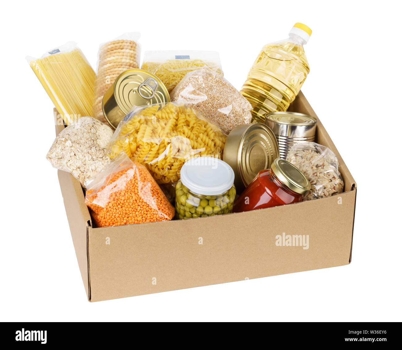 Spende Box mit verschiedenen Lebensmitteln. Öffnen Sie Karton mit Öl, Konserven, Getreide und Teigwaren. Isoliert. Stockfoto