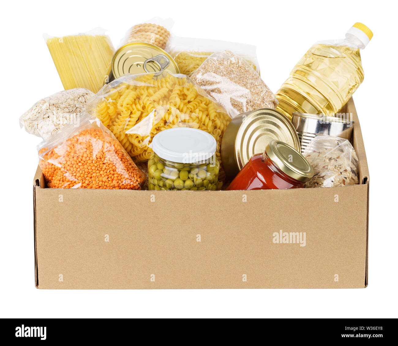 Verschiedene Konserven, Teigwaren und Getreide in einem Karton. Lebensmittel spenden oder essen Lieferung Konzept. Auf weiß isoliert. Stockfoto