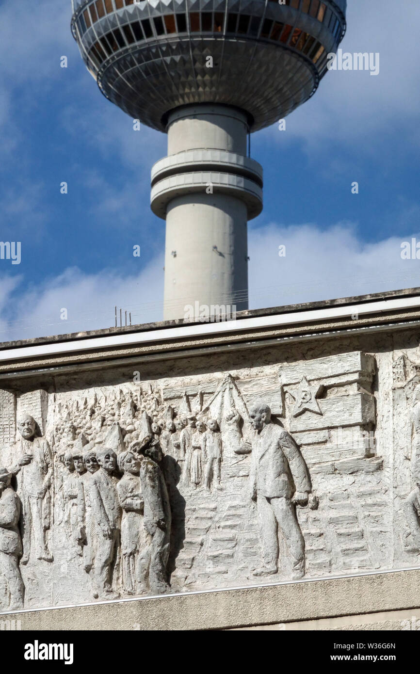 Relief auf dem Bau aus der Zeit der kommunistischen DDR Berliner Fernsehturm, Alexanderplatz mit Symbolen des Sterns, Sichel, Hammer Kommunismus Kunst Stockfoto
